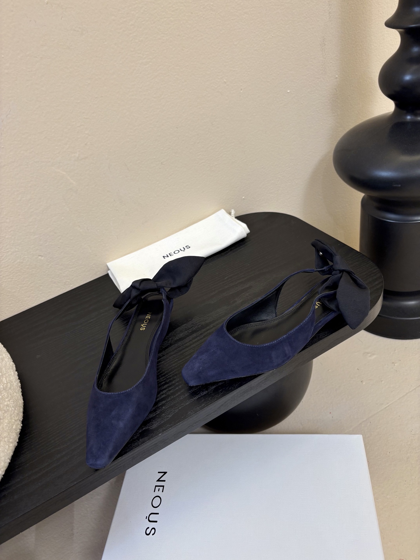 NEOUS 𝟐𝟓𝐀𝐖新品 优雅新风尚 | NEOUS小方头凉鞋将优雅与摩登完美交织 尖头设计 巧妙拉长腿