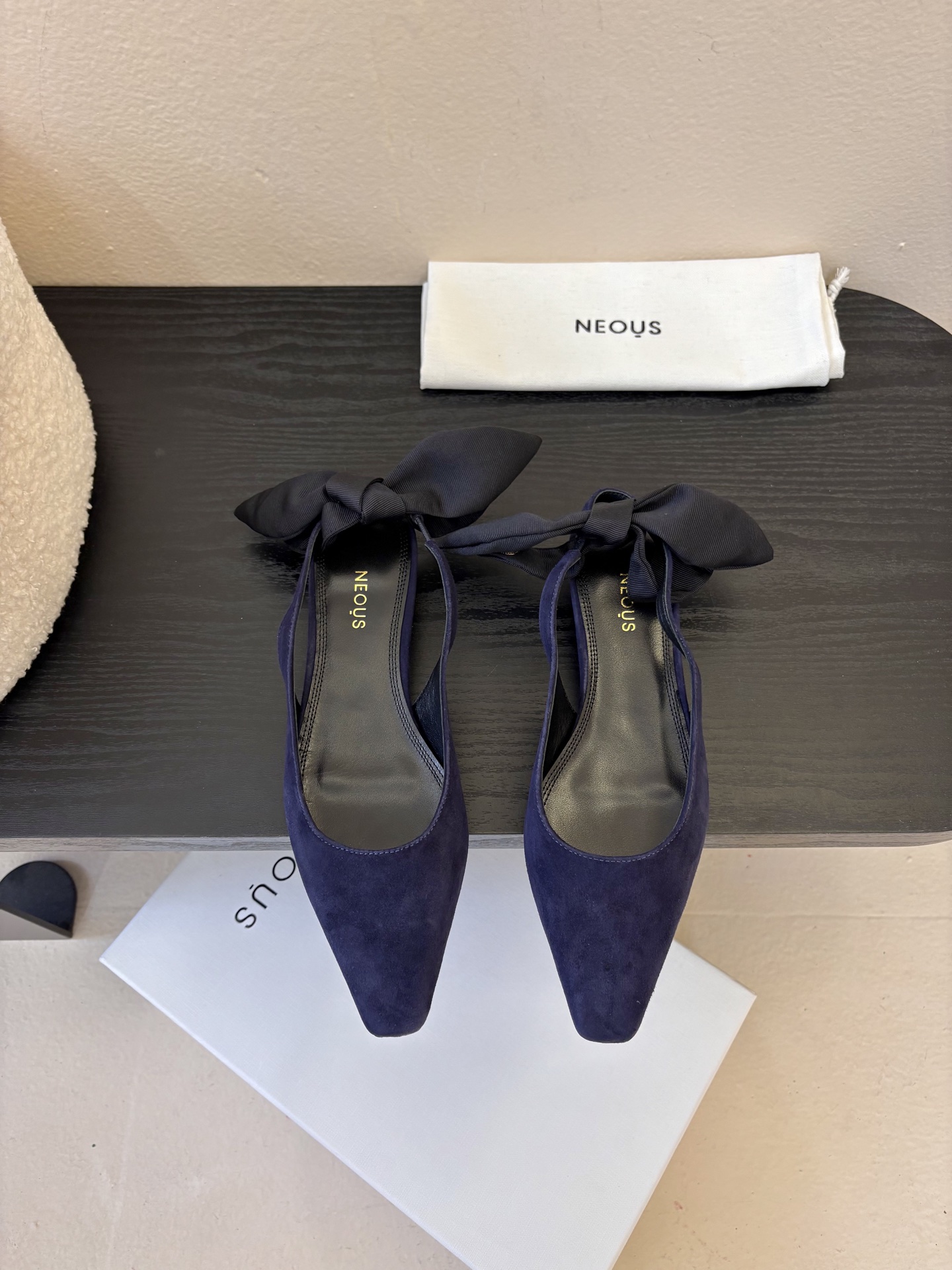 NEOUS 𝟐𝟓𝐀𝐖新品 优雅新风尚 | NEOUS小方头凉鞋将优雅与摩登完美交织 尖头设计 巧妙拉长腿