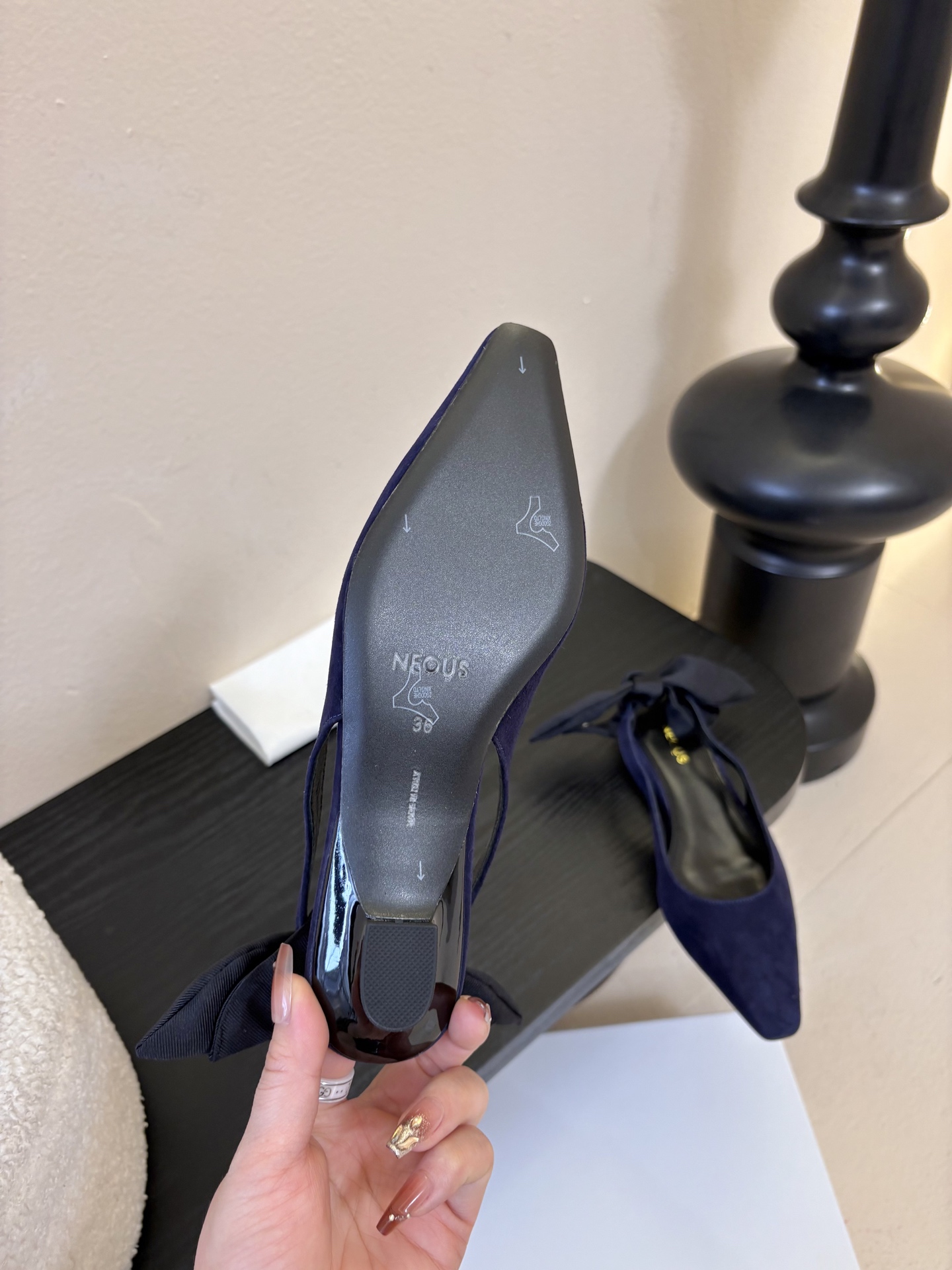 NEOUS 𝟐𝟓𝐀𝐖新品 优雅新风尚 | NEOUS小方头凉鞋将优雅与摩登完美交织 尖头设计 巧妙拉长腿