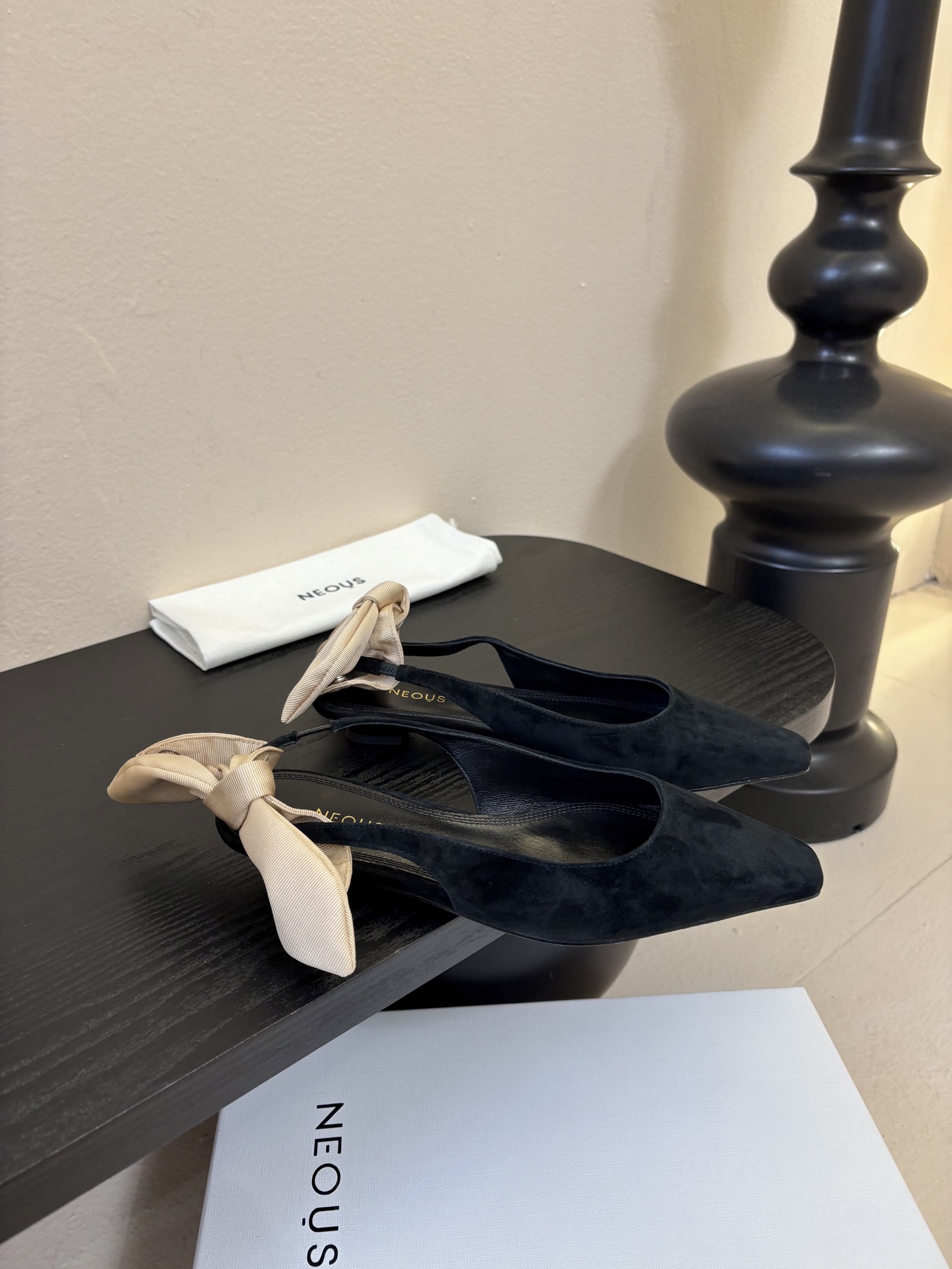 NEOUS 𝟐𝟓𝐀𝐖新品 优雅新风尚 | NEOUS小方头凉鞋将优雅与摩登完美交织 尖头设计 巧妙拉长腿