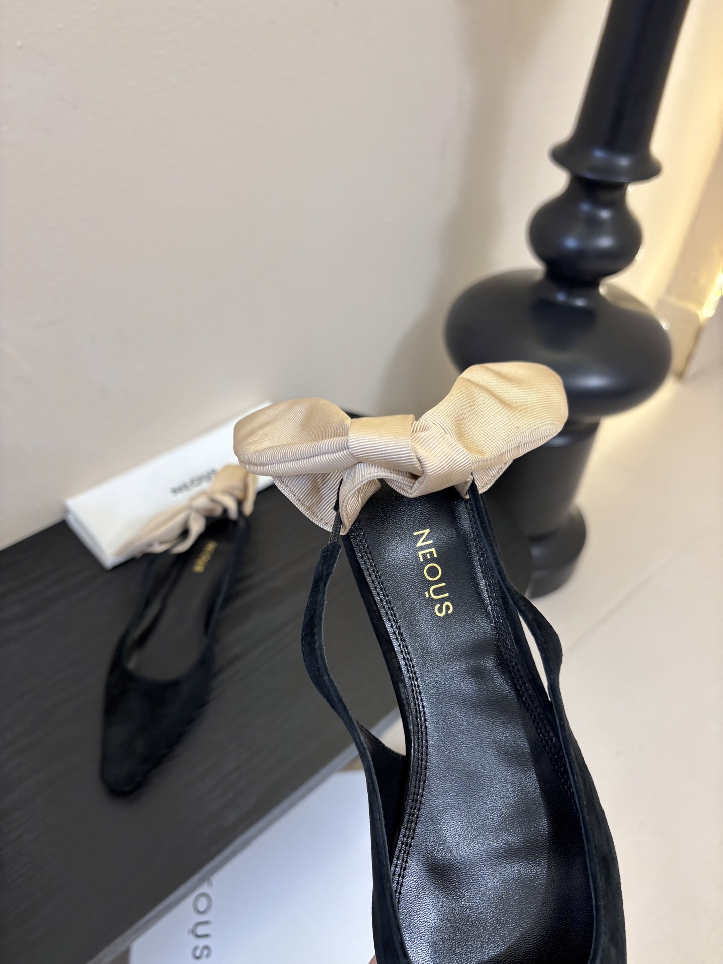 NEOUS 𝟐𝟓𝐀𝐖新品 优雅新风尚 | NEOUS小方头凉鞋将优雅与摩登完美交织 尖头设计 巧妙拉长腿