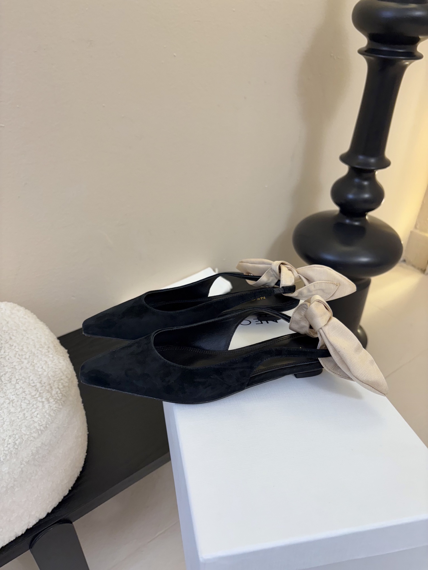 NEOUS 𝟐𝟓𝐀𝐖新品 优雅新风尚 | NEOUS小方头凉鞋将优雅与摩登完美交织 尖头设计 巧妙拉长腿