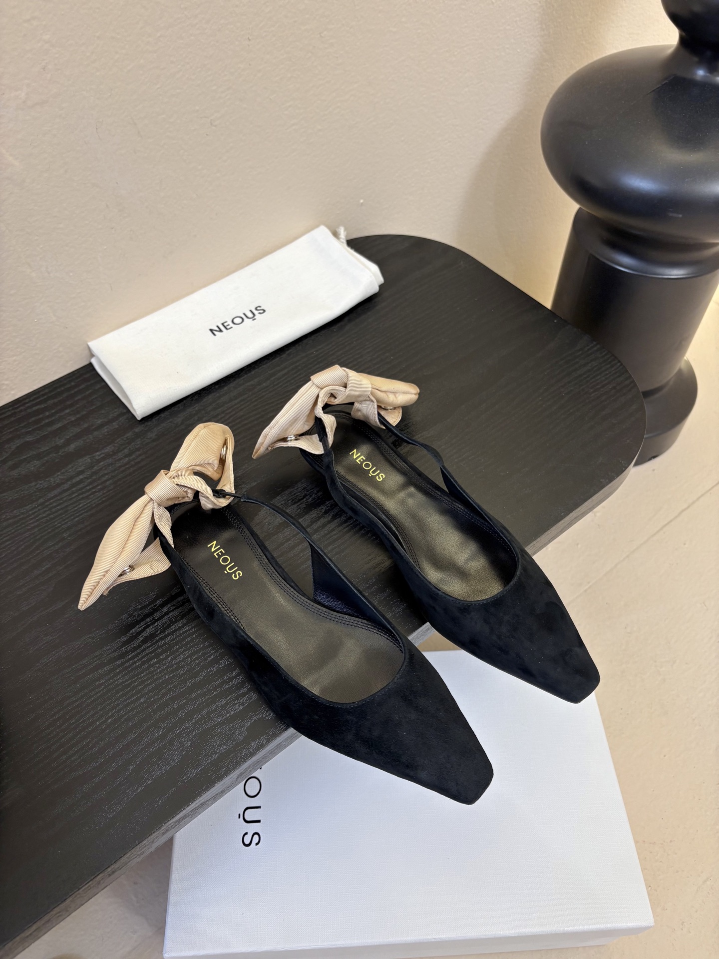 NEOUS 𝟐𝟓𝐀𝐖新品 优雅新风尚 | NEOUS小方头凉鞋将优雅与摩登完美交织 尖头设计 巧妙拉长腿