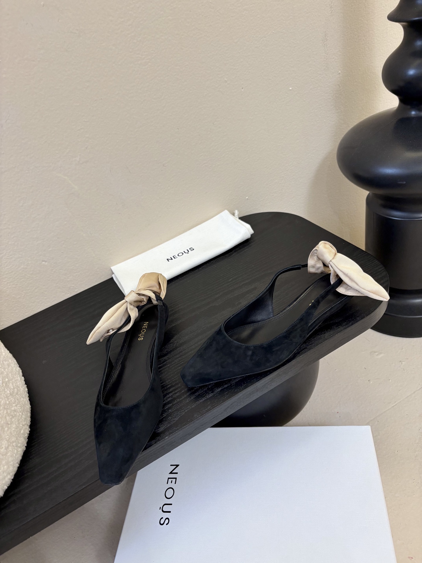 NEOUS 𝟐𝟓𝐀𝐖新品 优雅新风尚 | NEOUS小方头凉鞋将优雅与摩登完美交织 尖头设计 巧妙拉长腿