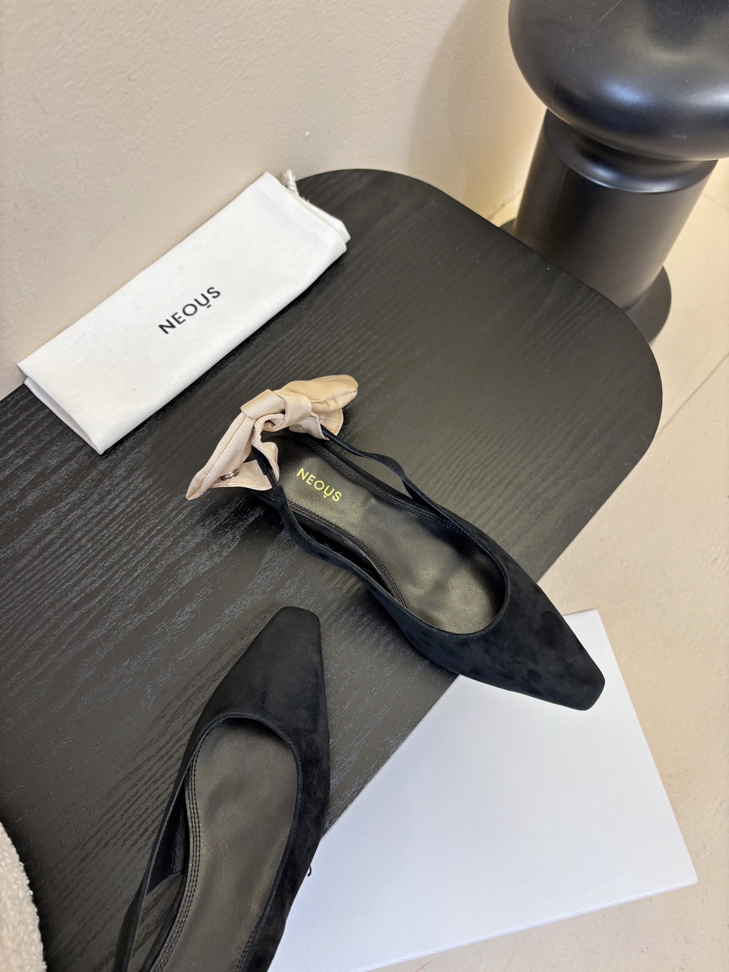 NEOUS 𝟐𝟓𝐀𝐖新品 优雅新风尚 | NEOUS小方头凉鞋将优雅与摩登完美交织 尖头设计 巧妙拉长腿