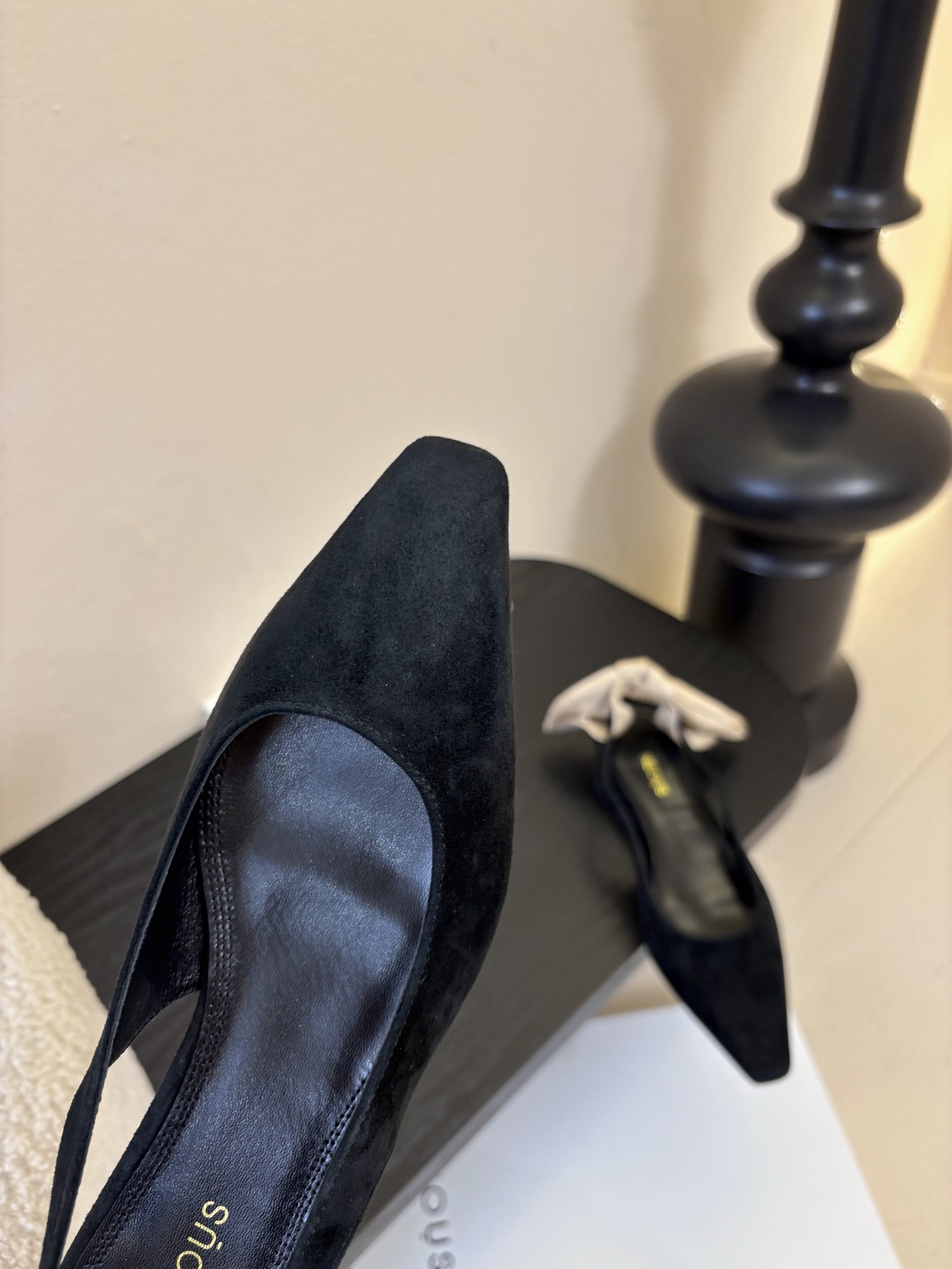 NEOUS 𝟐𝟓𝐀𝐖新品 优雅新风尚 | NEOUS小方头凉鞋将优雅与摩登完美交织 尖头设计 巧妙拉长腿