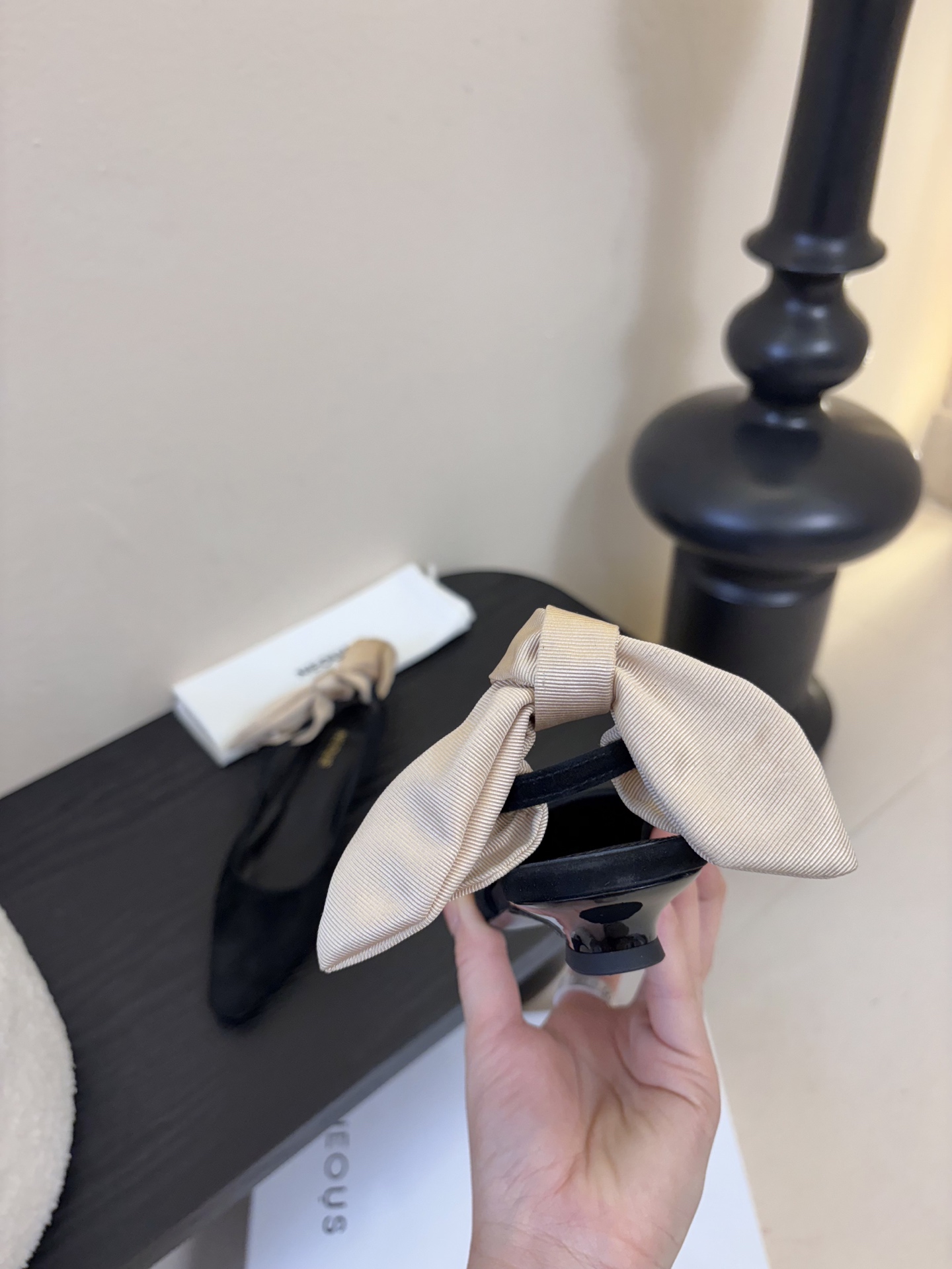 NEOUS 𝟐𝟓𝐀𝐖新品 优雅新风尚 | NEOUS小方头凉鞋将优雅与摩登完美交织 尖头设计 巧妙拉长腿