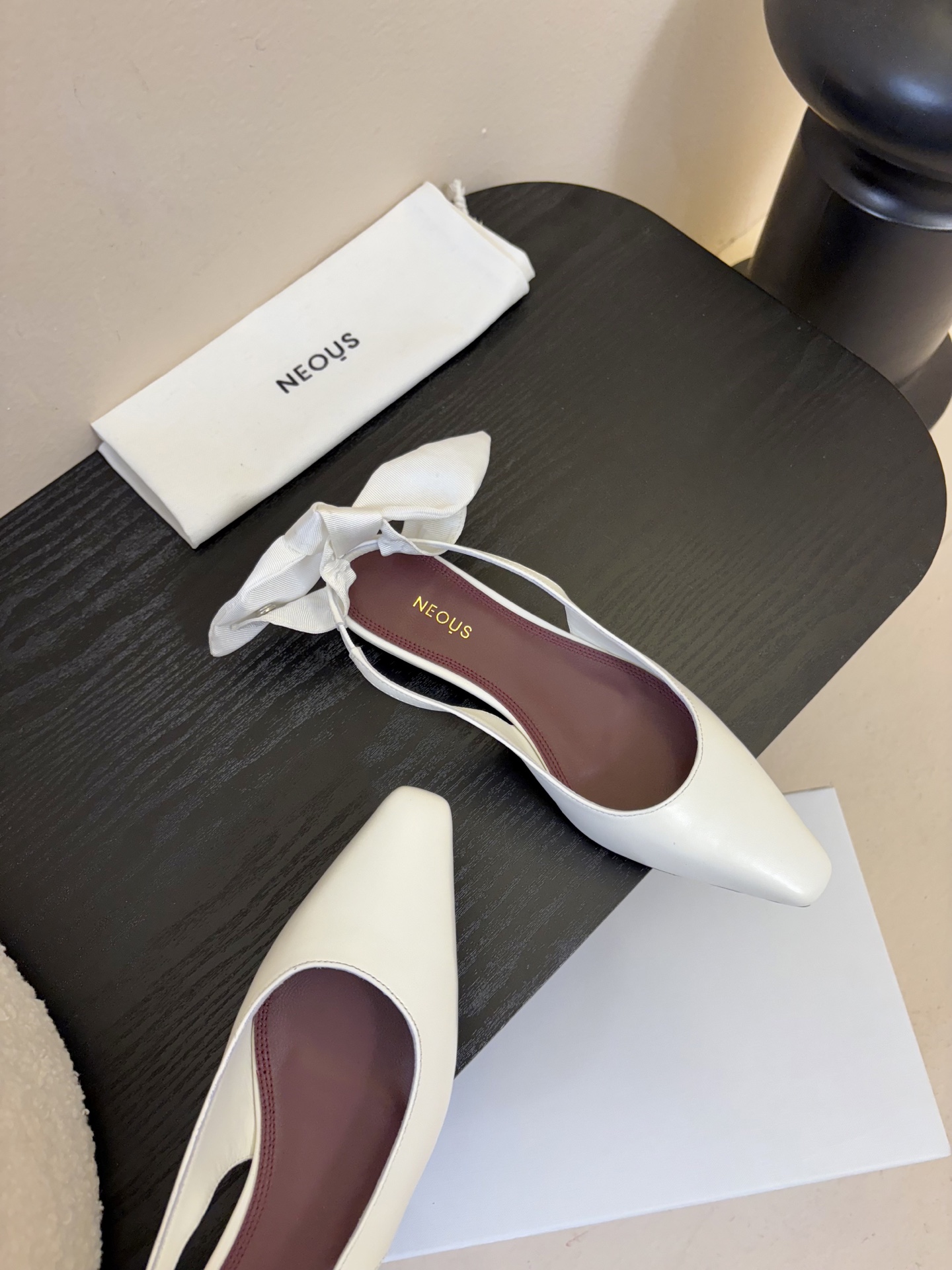 NEOUS 𝟐𝟓𝐀𝐖新品 优雅新风尚 | NEOUS小方头凉鞋将优雅与摩登完美交织 尖头设计 巧妙拉长腿