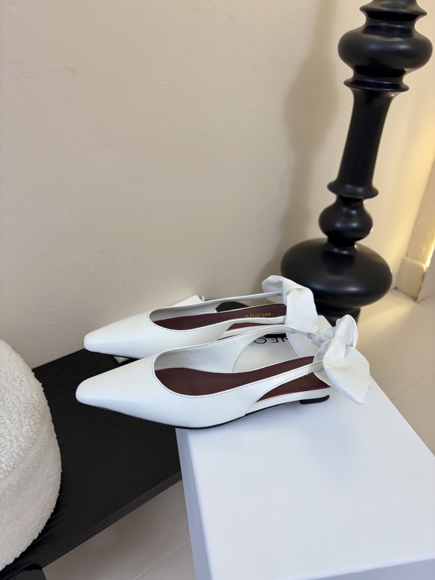 NEOUS 𝟐𝟓𝐀𝐖新品 优雅新风尚 | NEOUS小方头凉鞋将优雅与摩登完美交织 尖头设计 巧妙拉长腿