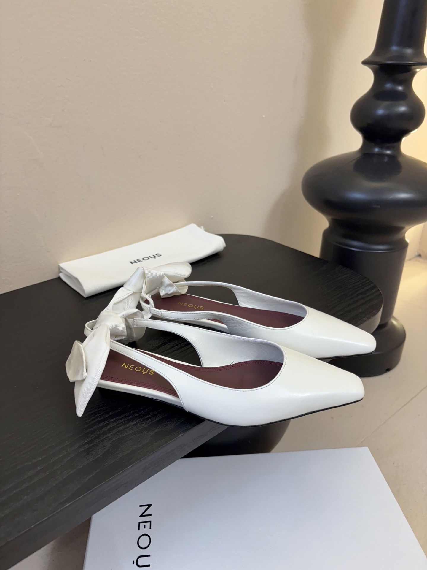 NEOUS 𝟐𝟓𝐀𝐖新品 优雅新风尚 | NEOUS小方头凉鞋将优雅与摩登完美交织 尖头设计 巧妙拉长腿