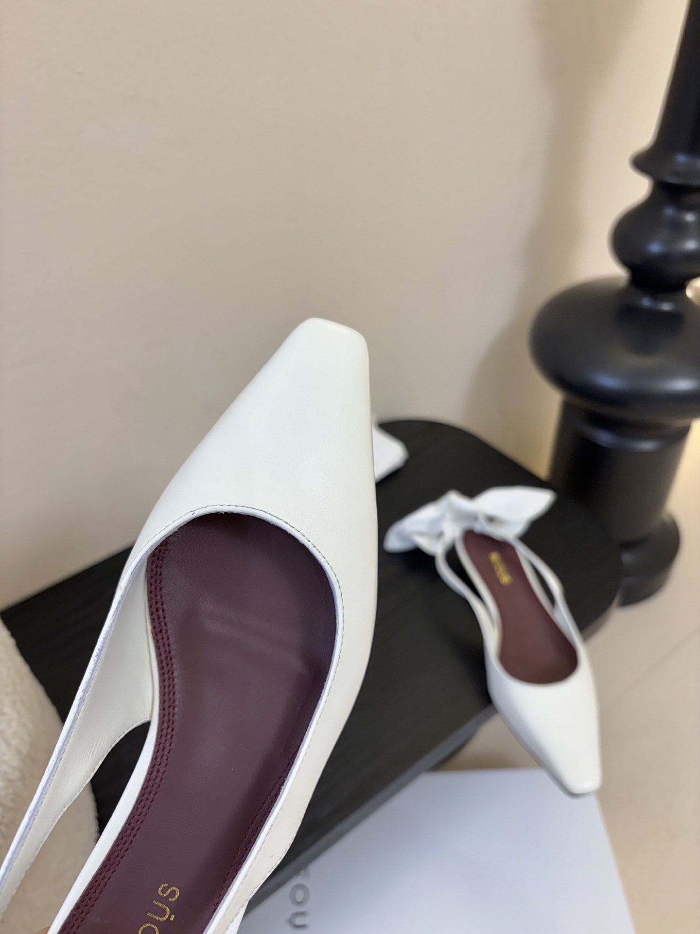 NEOUS 𝟐𝟓𝐀𝐖新品 优雅新风尚 | NEOUS小方头凉鞋将优雅与摩登完美交织 尖头设计 巧妙拉长腿