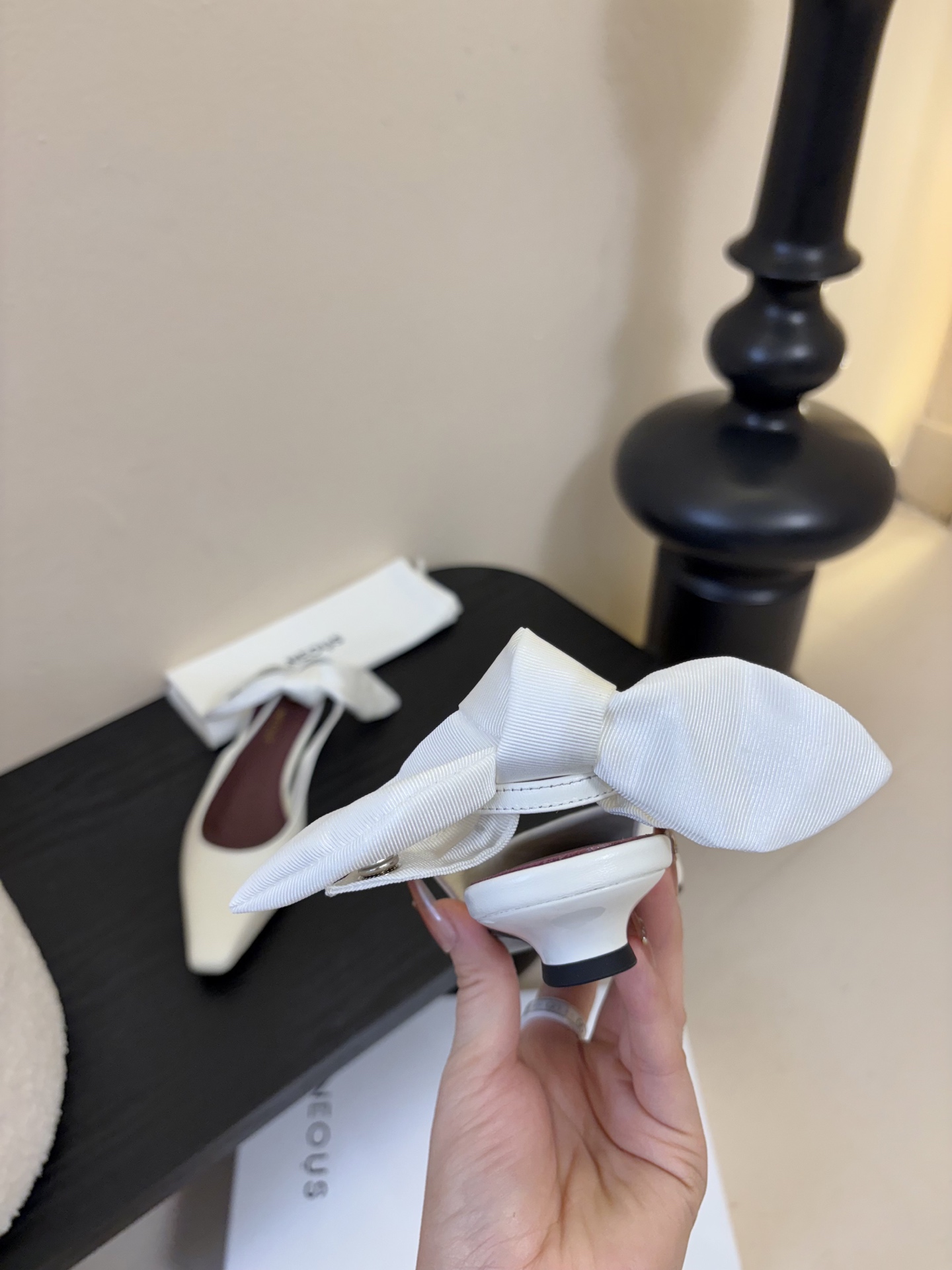 NEOUS 𝟐𝟓𝐀𝐖新品 优雅新风尚 | NEOUS小方头凉鞋将优雅与摩登完美交织 尖头设计 巧妙拉长腿