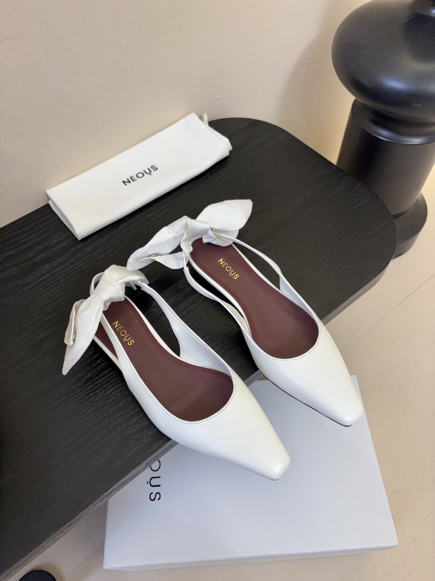 NO:725190,NEOUS new products, elegant new fashion | NEOUS small square-toe sandals perfectly interweave elegance and modernity. Pointed toe design subtly elongates the leg line, showing a neat temperament. Exquisite lace and light mesh splicing or embellished with soft feather elements release romantic charm in the details. Back strap style adds a bit of casualness. Whether you are commuting or going out, you can have a unique style. The upper is imported Yangjing. The lining is imported sheepskin. Imported leather outsole.  35-39 (40.41 customized), single shoes, sandals, sheepskin, sheep, Leather soles19860909NEOUS新品 优雅新风尚 | NEOUS小方头凉鞋 将优雅与摩登完美交织 尖头设计 巧妙拉长腿部线条 尽显利落气质 精致蕾丝与轻盈网纱拼接 或点缀柔美的羽毛元素 于细节处释放浪漫魅力 后绊带款式 增添几分随性 无论是通勤还是出街 都能踏出独特格调 鞋面进口羊京.内里进口羊皮 进口真皮大底 35-39（40.41定做）,单鞋,sandals,sheepskin,sheep,Leather soles,Women's Shoes