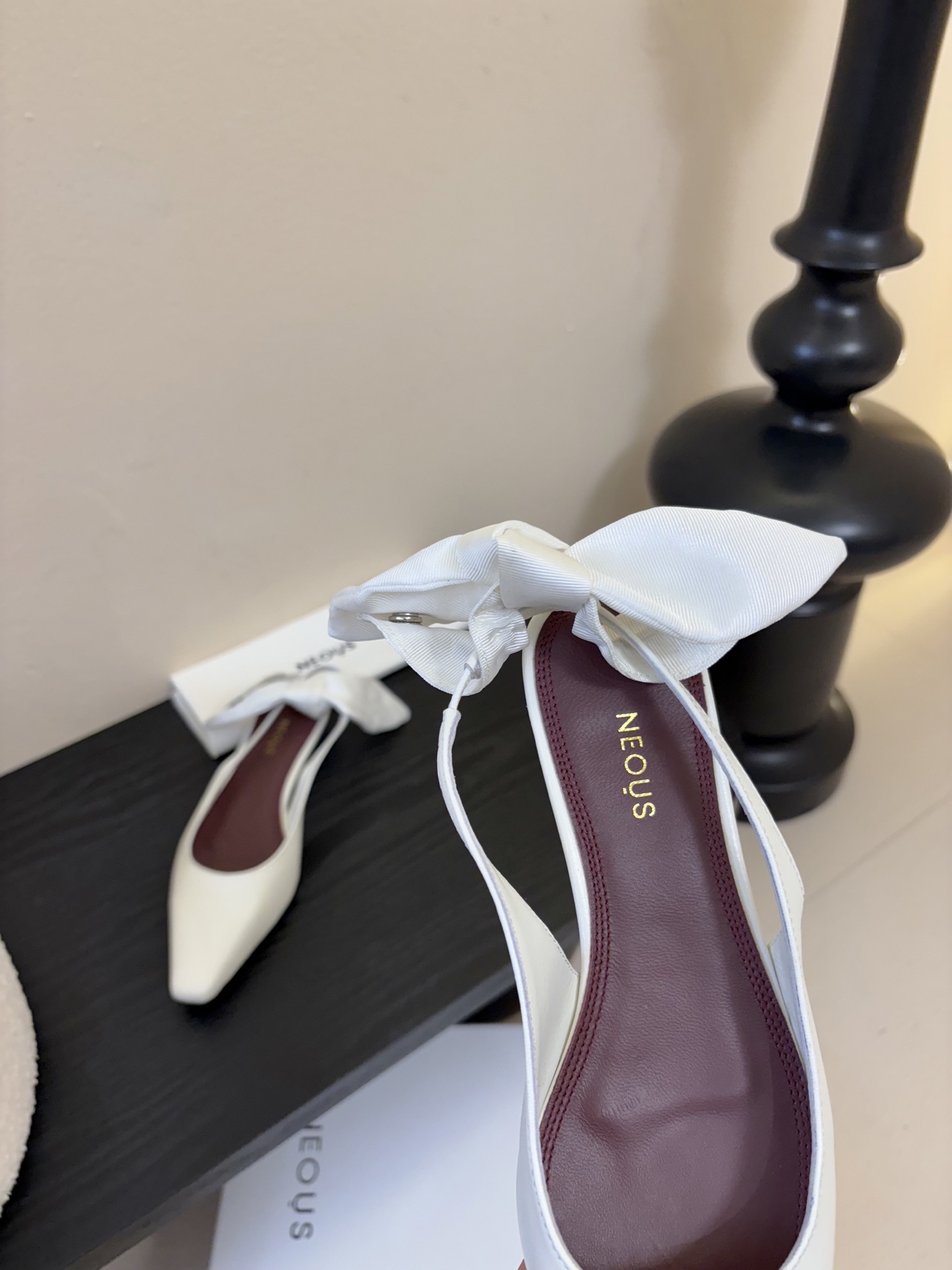 NEOUS 𝟐𝟓𝐀𝐖新品 优雅新风尚 | NEOUS小方头凉鞋将优雅与摩登完美交织 尖头设计 巧妙拉长腿