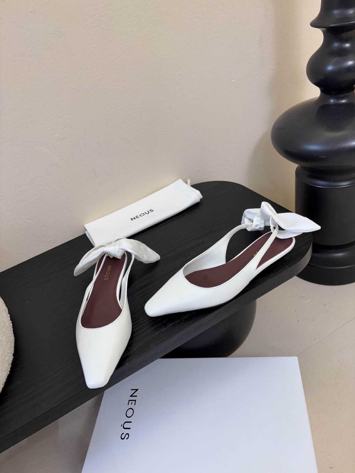 NEOUS 𝟐𝟓𝐀𝐖新品 优雅新风尚 | NEOUS小方头凉鞋将优雅与摩登完美交织 尖头设计 巧妙拉长腿