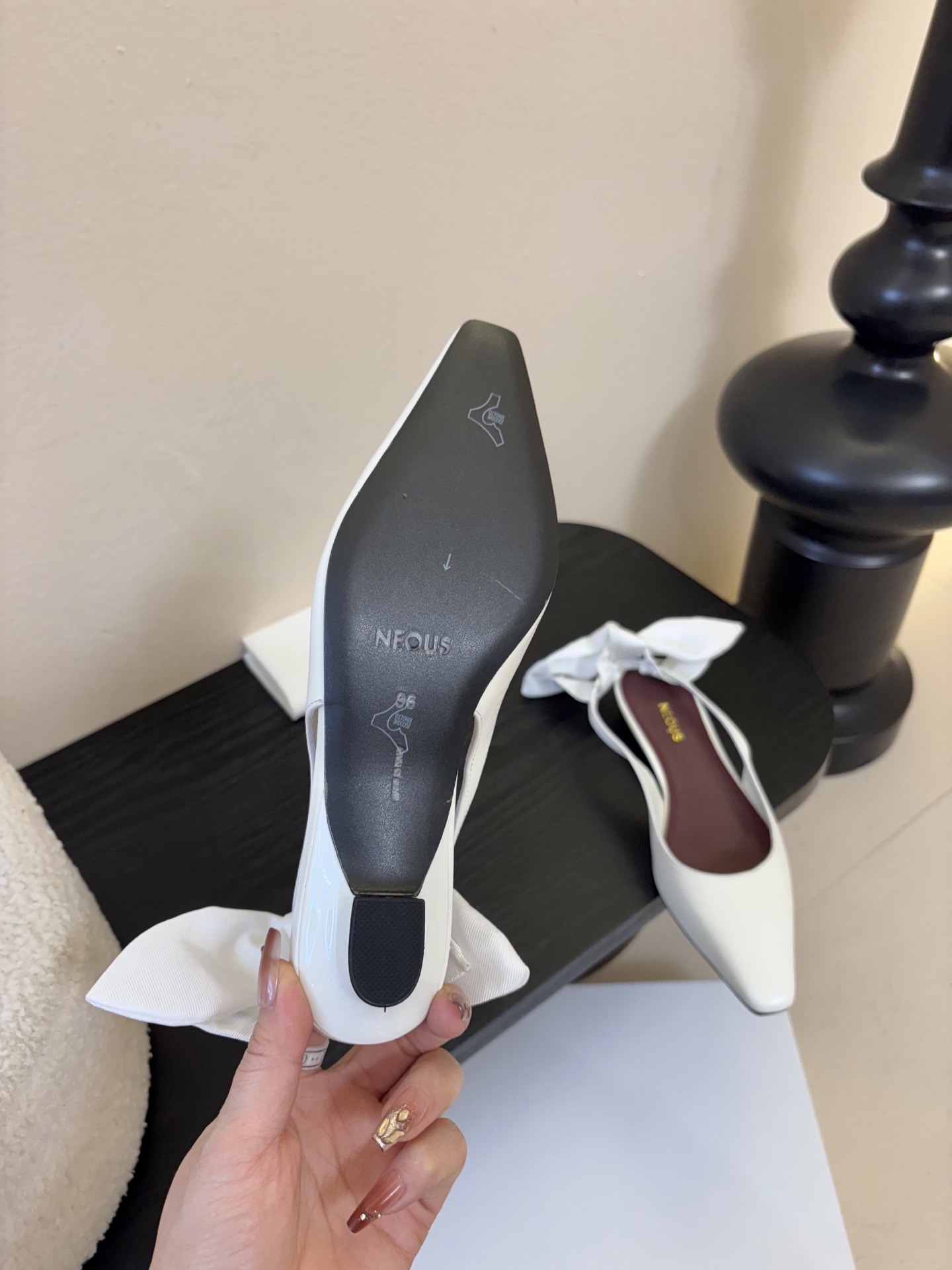 NEOUS 𝟐𝟓𝐀𝐖新品 优雅新风尚 | NEOUS小方头凉鞋将优雅与摩登完美交织 尖头设计 巧妙拉长腿