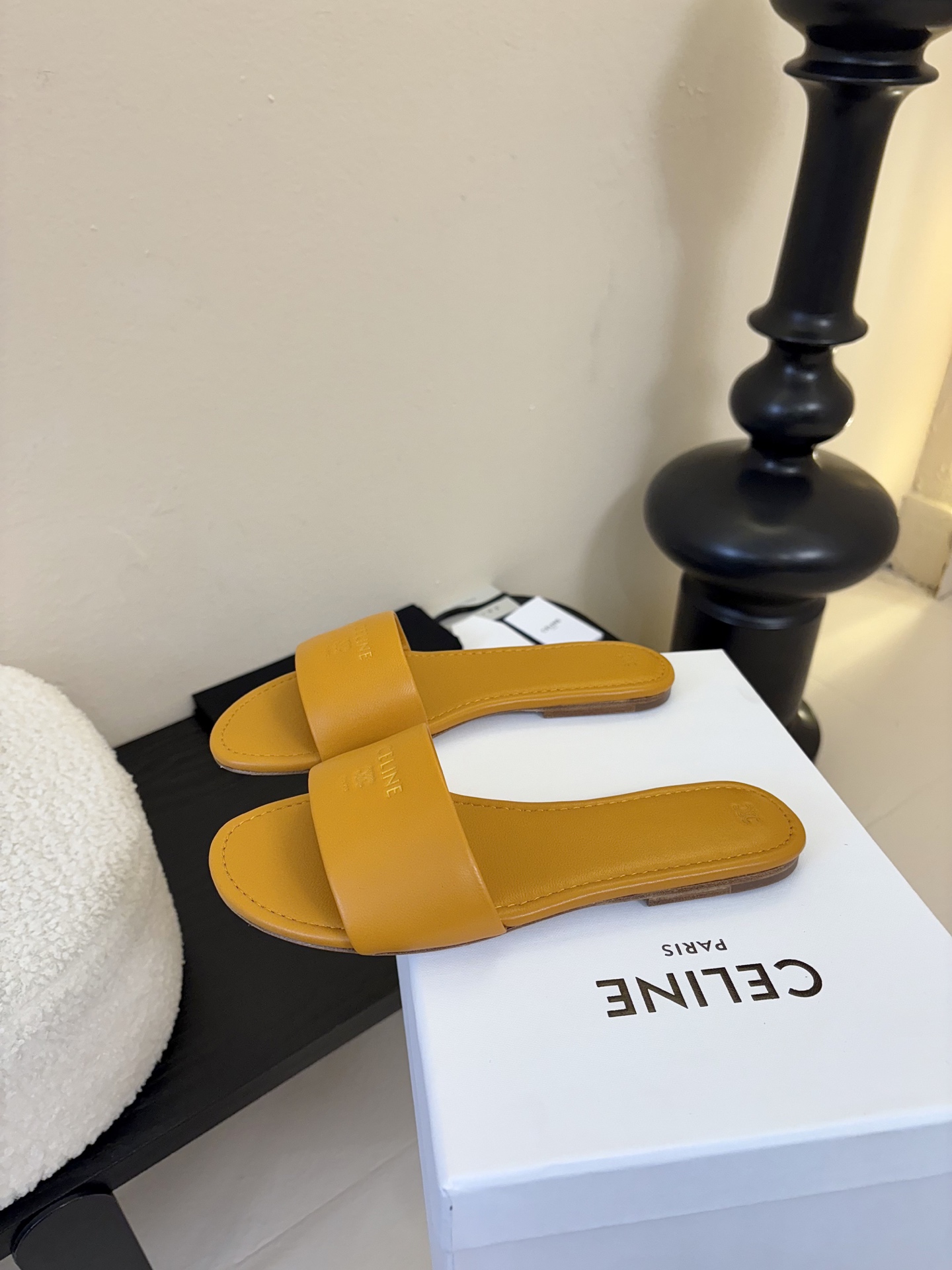 CELINE赛琳26新品凯旋门简易平底拖鞋！随性慵懒搭配也太酷了吧！休闲中带着小性感搭配短裤或长裙都超有