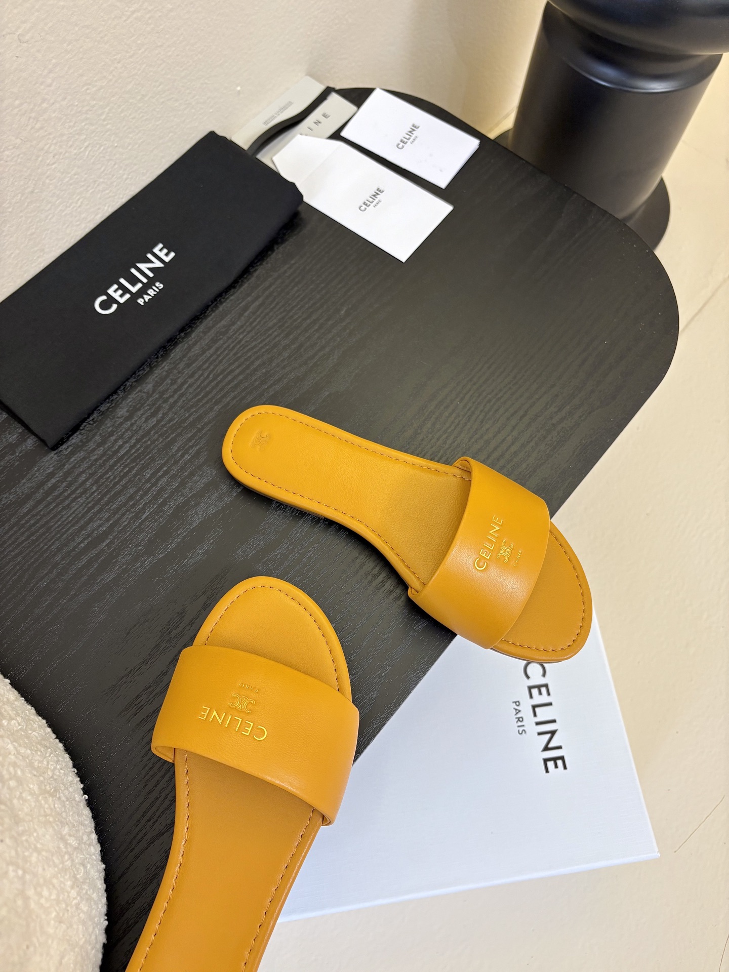 CELINE赛琳26新品凯旋门简易平底拖鞋！随性慵懒搭配也太酷了吧！休闲中带着小性感搭配短裤或长裙都超有