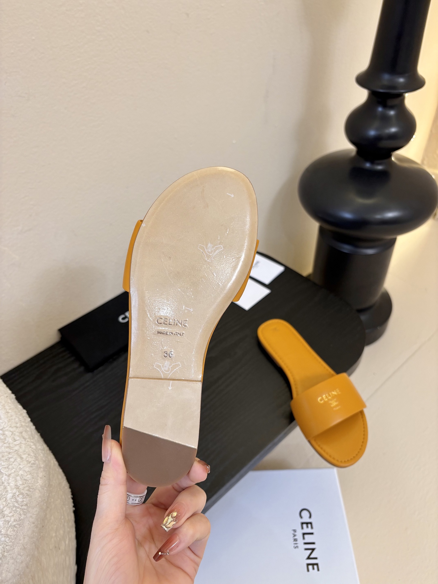 CELINE赛琳26新品凯旋门简易平底拖鞋！随性慵懒搭配也太酷了吧！休闲中带着小性感搭配短裤或长裙都超有