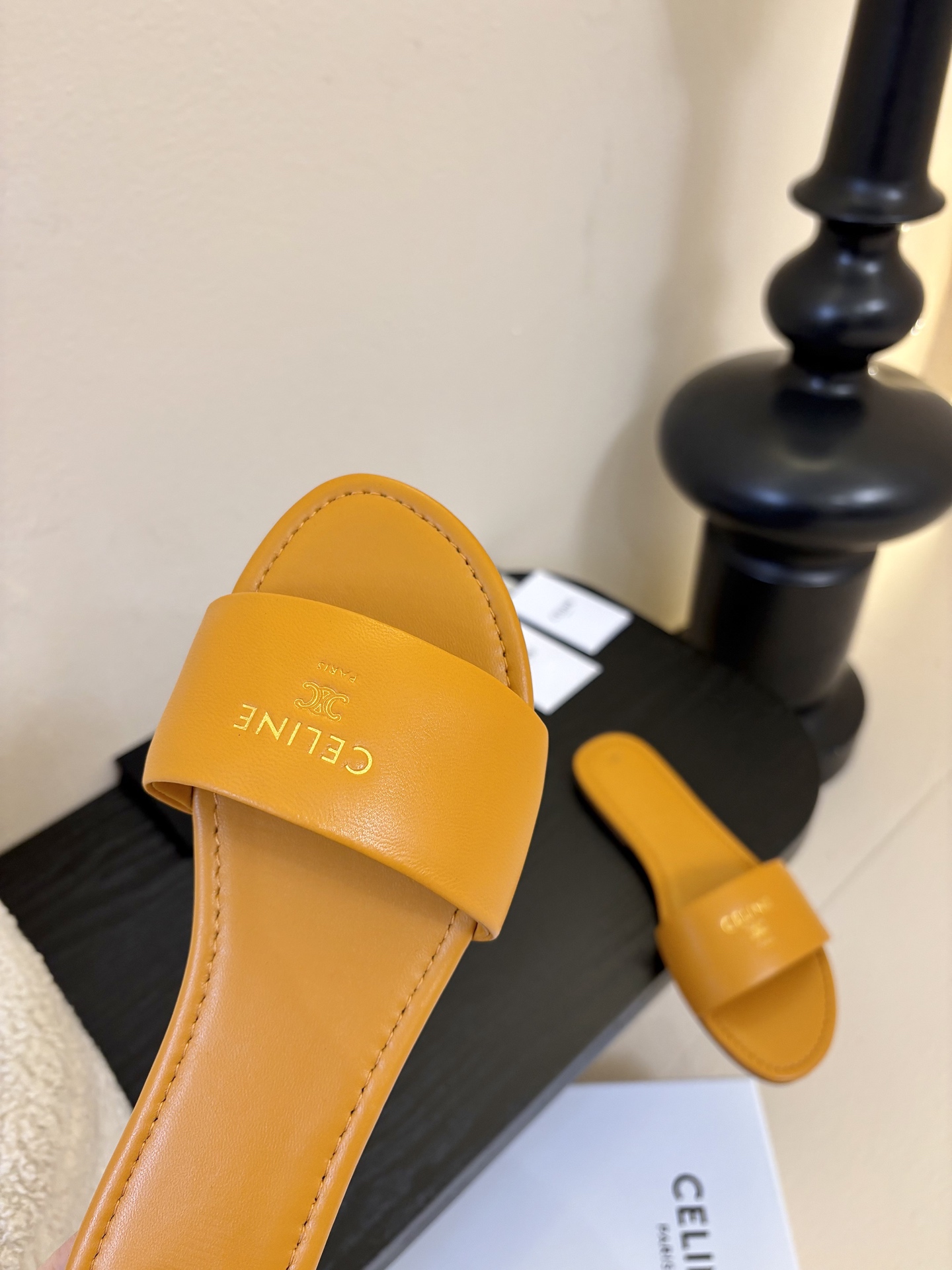 CELINE赛琳26新品凯旋门简易平底拖鞋！随性慵懒搭配也太酷了吧！休闲中带着小性感搭配短裤或长裙都超有