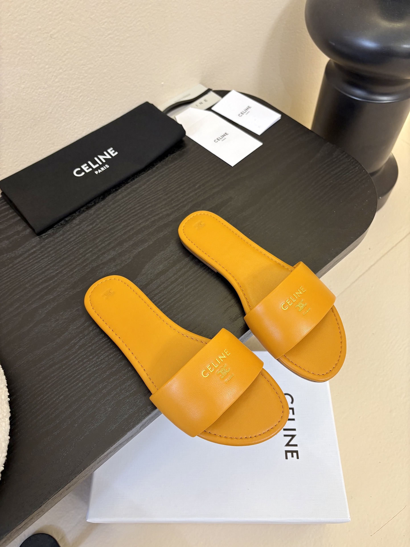 CELINE赛琳26新品凯旋门简易平底拖鞋！随性慵懒搭配也太酷了吧！休闲中带着小性感搭配短裤或长裙都超有