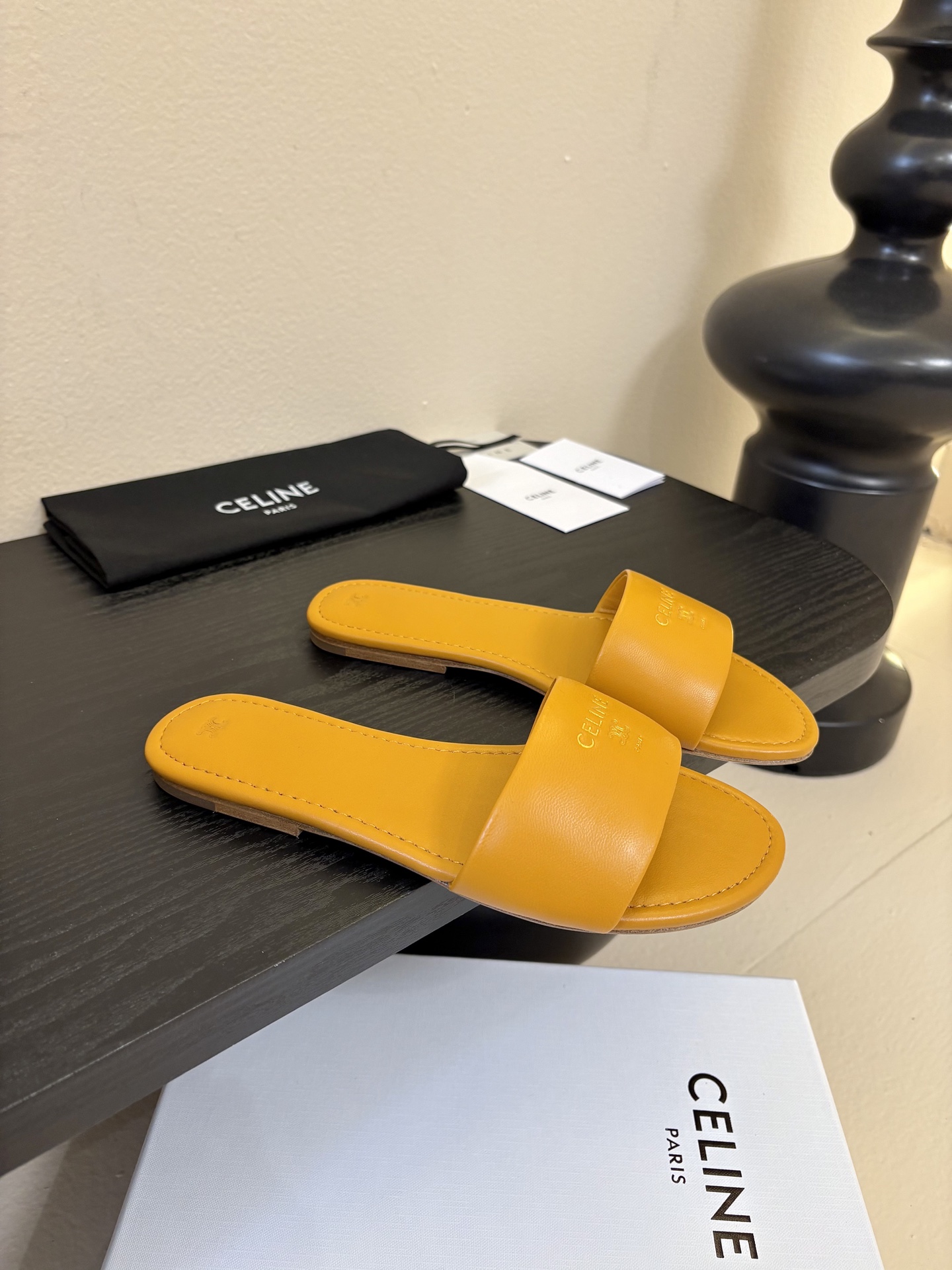 CELINE赛琳26新品凯旋门简易平底拖鞋！随性慵懒搭配也太酷了吧！休闲中带着小性感搭配短裤或长裙都超有