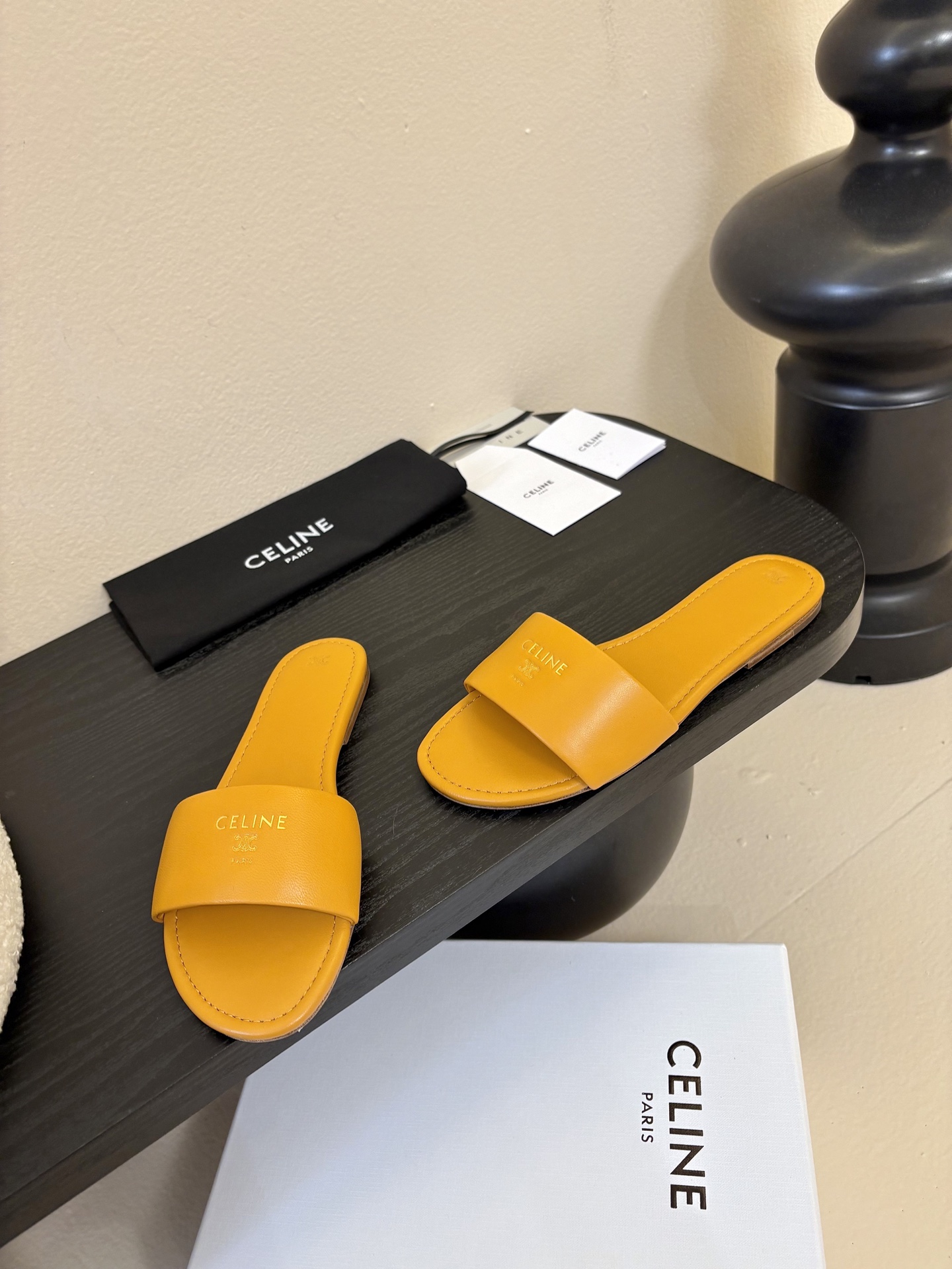 CELINE赛琳26新品凯旋门简易平底拖鞋！随性慵懒搭配也太酷了吧！休闲中带着小性感搭配短裤或长裙都超有