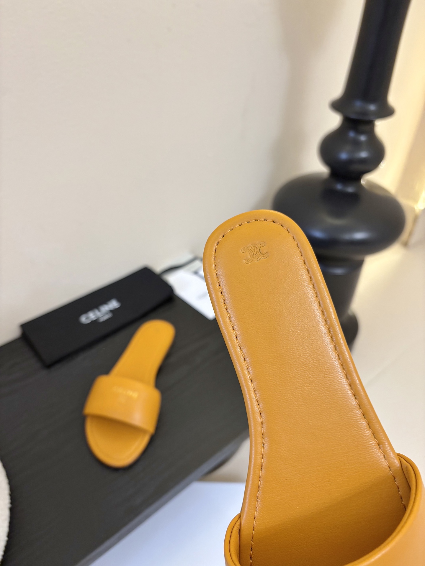 CELINE赛琳26新品凯旋门简易平底拖鞋！随性慵懒搭配也太酷了吧！休闲中带着小性感搭配短裤或长裙都超有