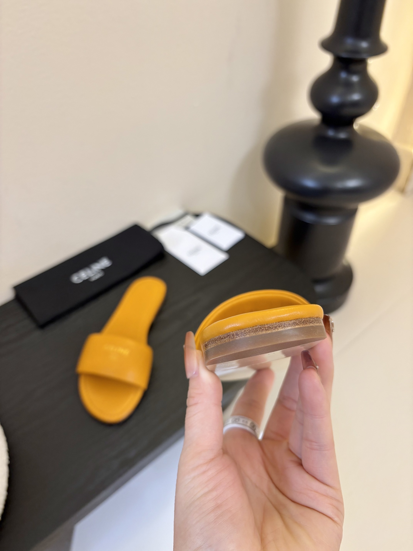 CELINE赛琳26新品凯旋门简易平底拖鞋！随性慵懒搭配也太酷了吧！休闲中带着小性感搭配短裤或长裙都超有