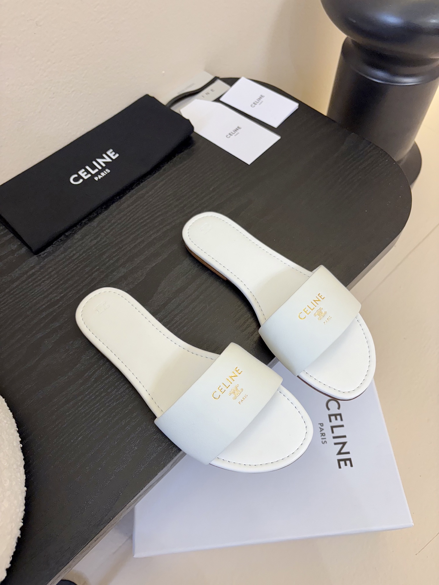 CELINE赛琳26新品凯旋门简易平底拖鞋！随性慵懒搭配也太酷了吧！休闲中带着小性感搭配短裤或长裙都超有