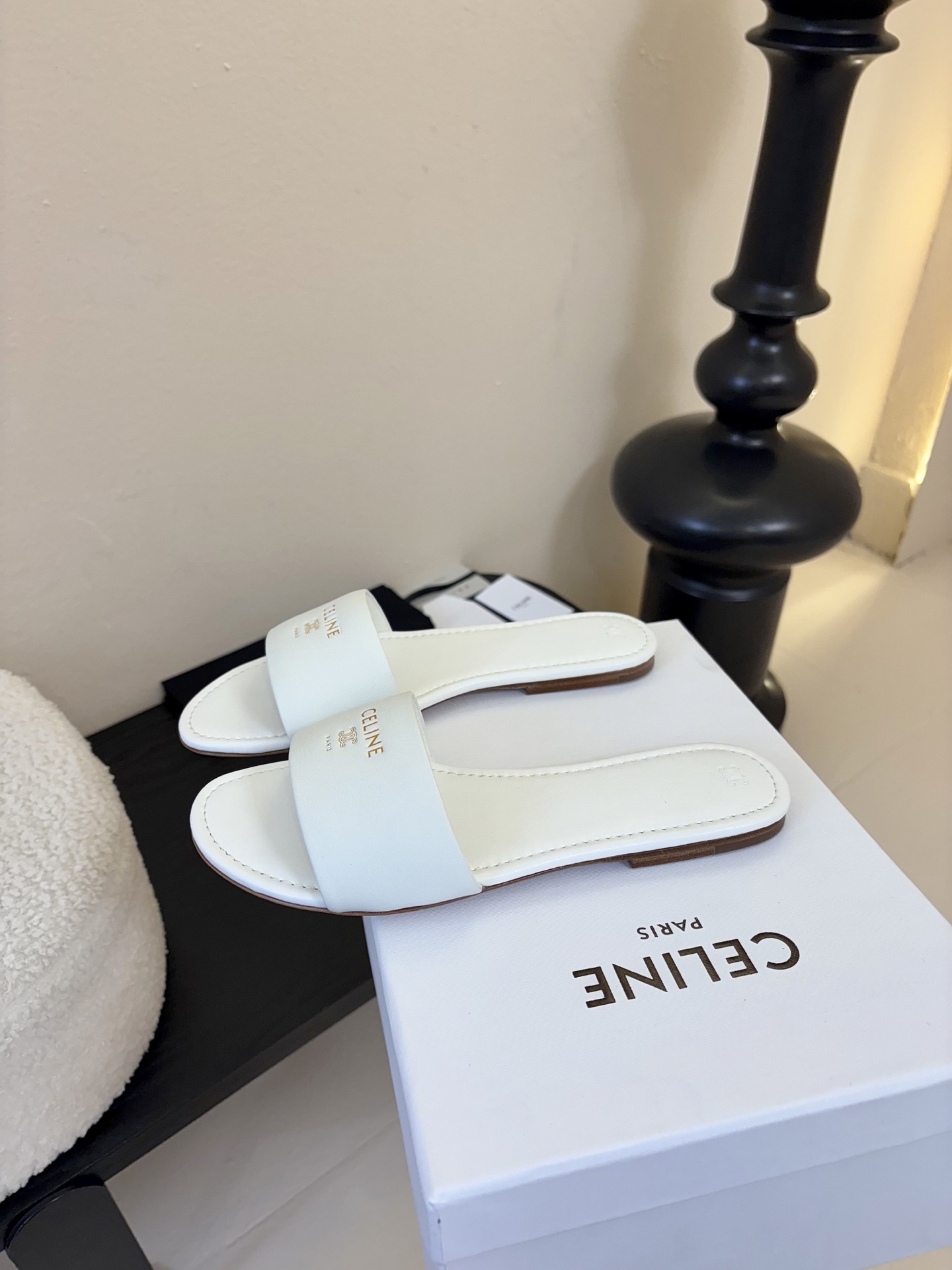 CELINE赛琳26新品凯旋门简易平底拖鞋！随性慵懒搭配也太酷了吧！休闲中带着小性感搭配短裤或长裙都超有