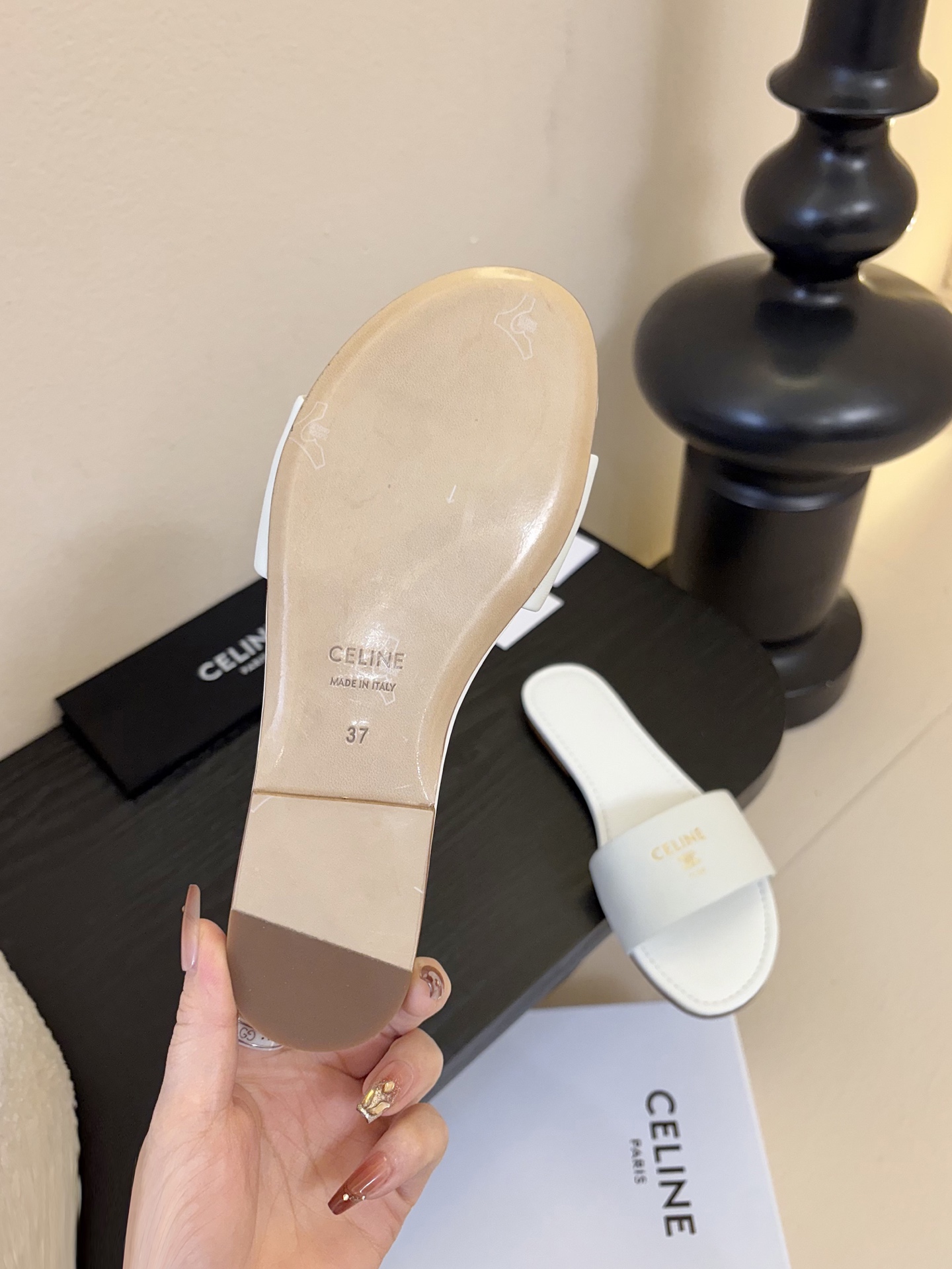 CELINE赛琳26新品凯旋门简易平底拖鞋！随性慵懒搭配也太酷了吧！休闲中带着小性感搭配短裤或长裙都超有