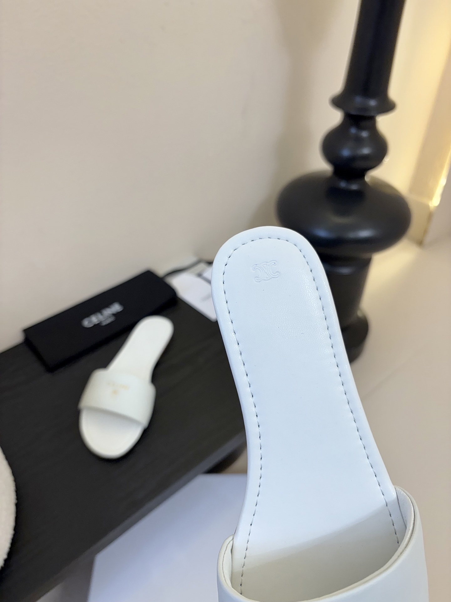 CELINE赛琳26新品凯旋门简易平底拖鞋！随性慵懒搭配也太酷了吧！休闲中带着小性感搭配短裤或长裙都超有