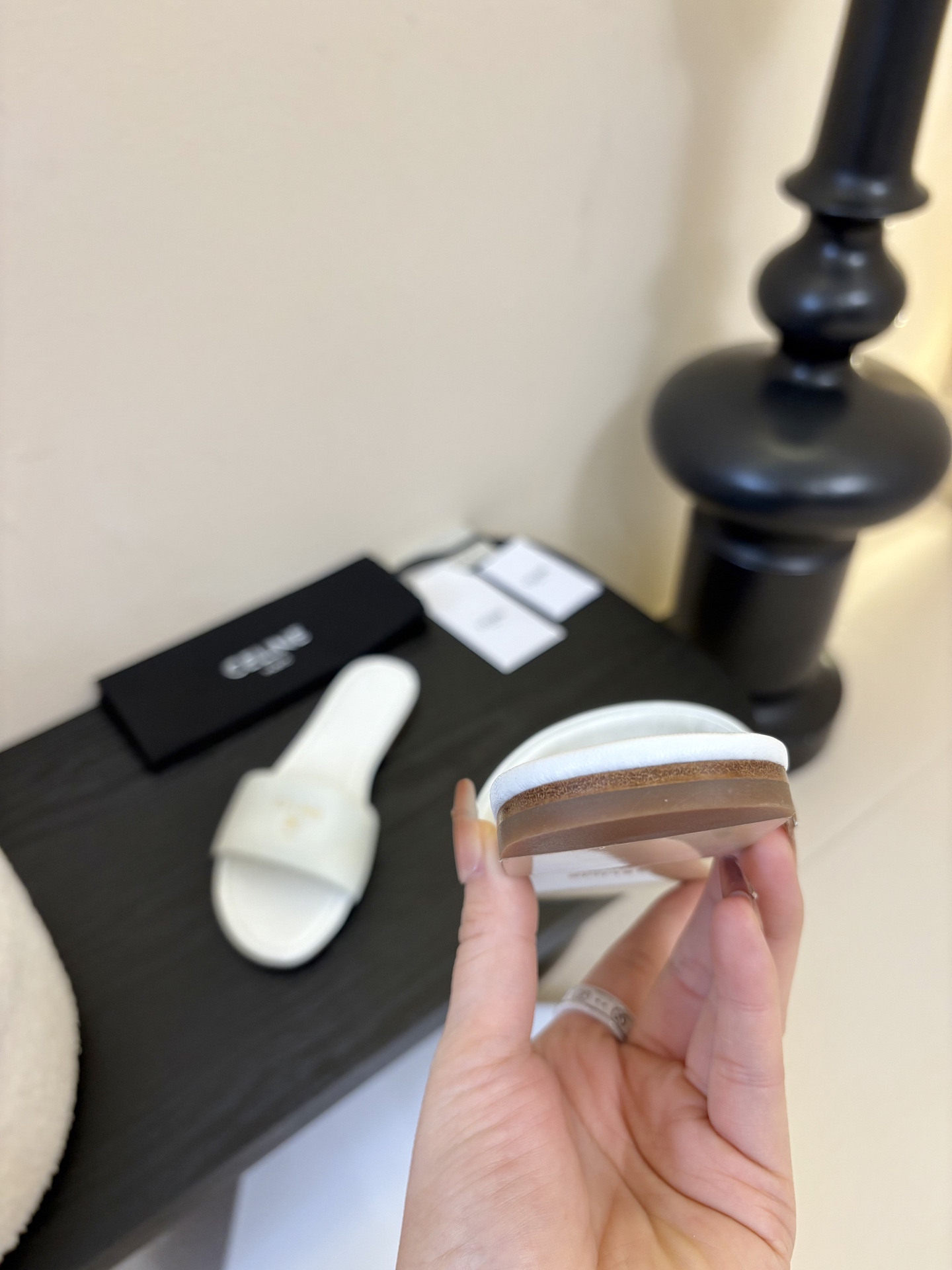 CELINE赛琳26新品凯旋门简易平底拖鞋！随性慵懒搭配也太酷了吧！休闲中带着小性感搭配短裤或长裙都超有