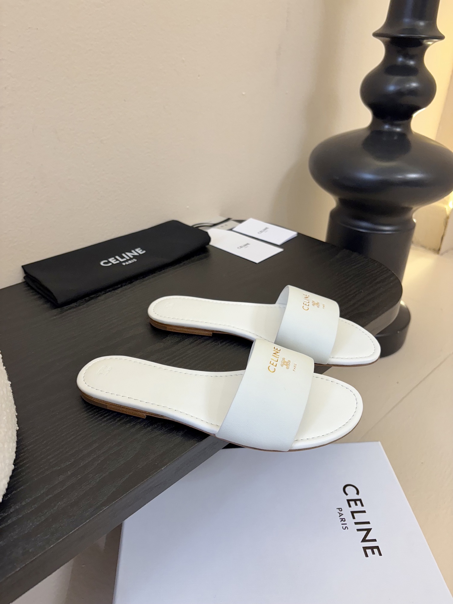 CELINE赛琳26新品凯旋门简易平底拖鞋！随性慵懒搭配也太酷了吧！休闲中带着小性感搭配短裤或长裙都超有