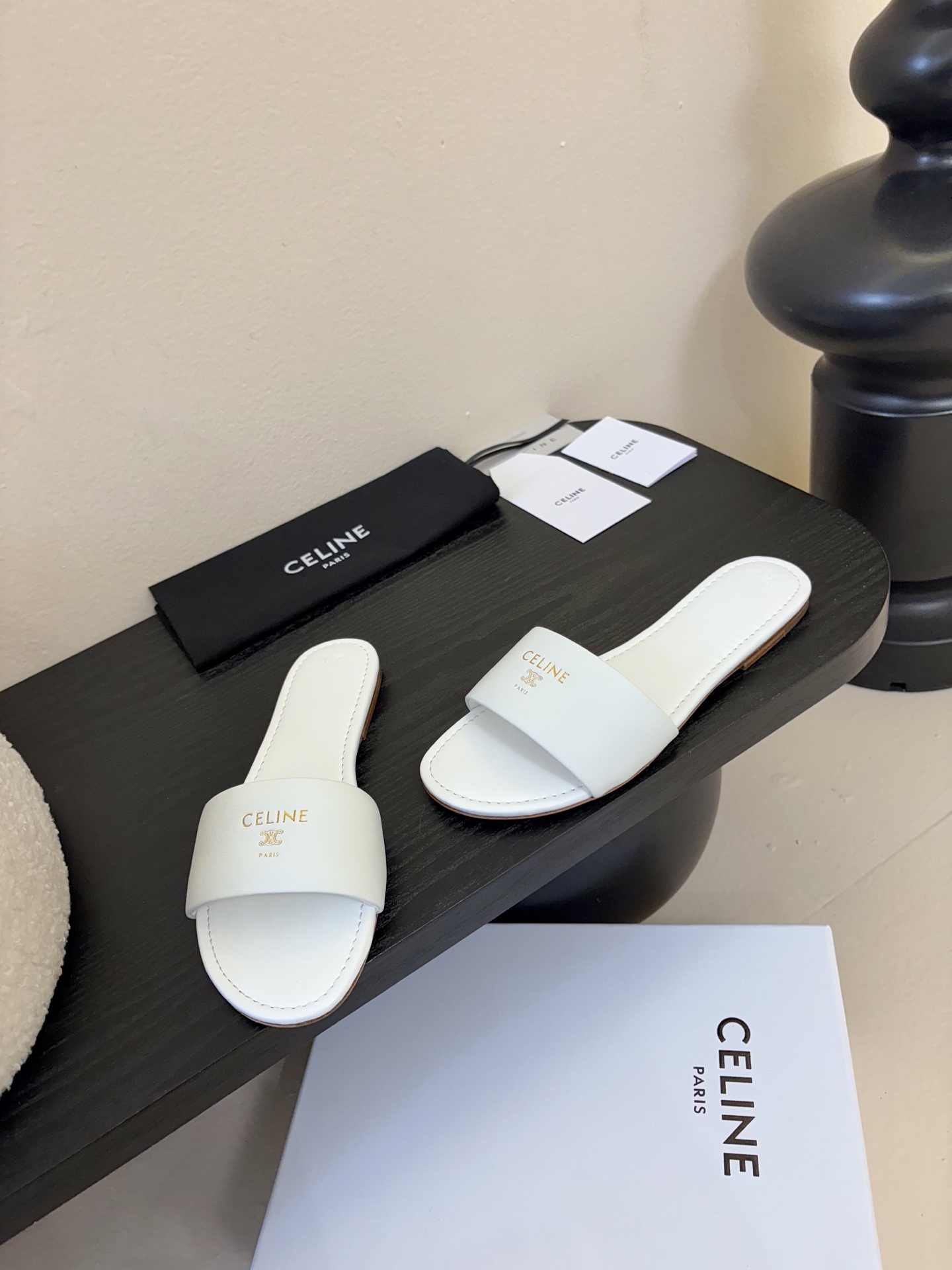 CELINE赛琳26新品凯旋门简易平底拖鞋！随性慵懒搭配也太酷了吧！休闲中带着小性感搭配短裤或长裙都超有