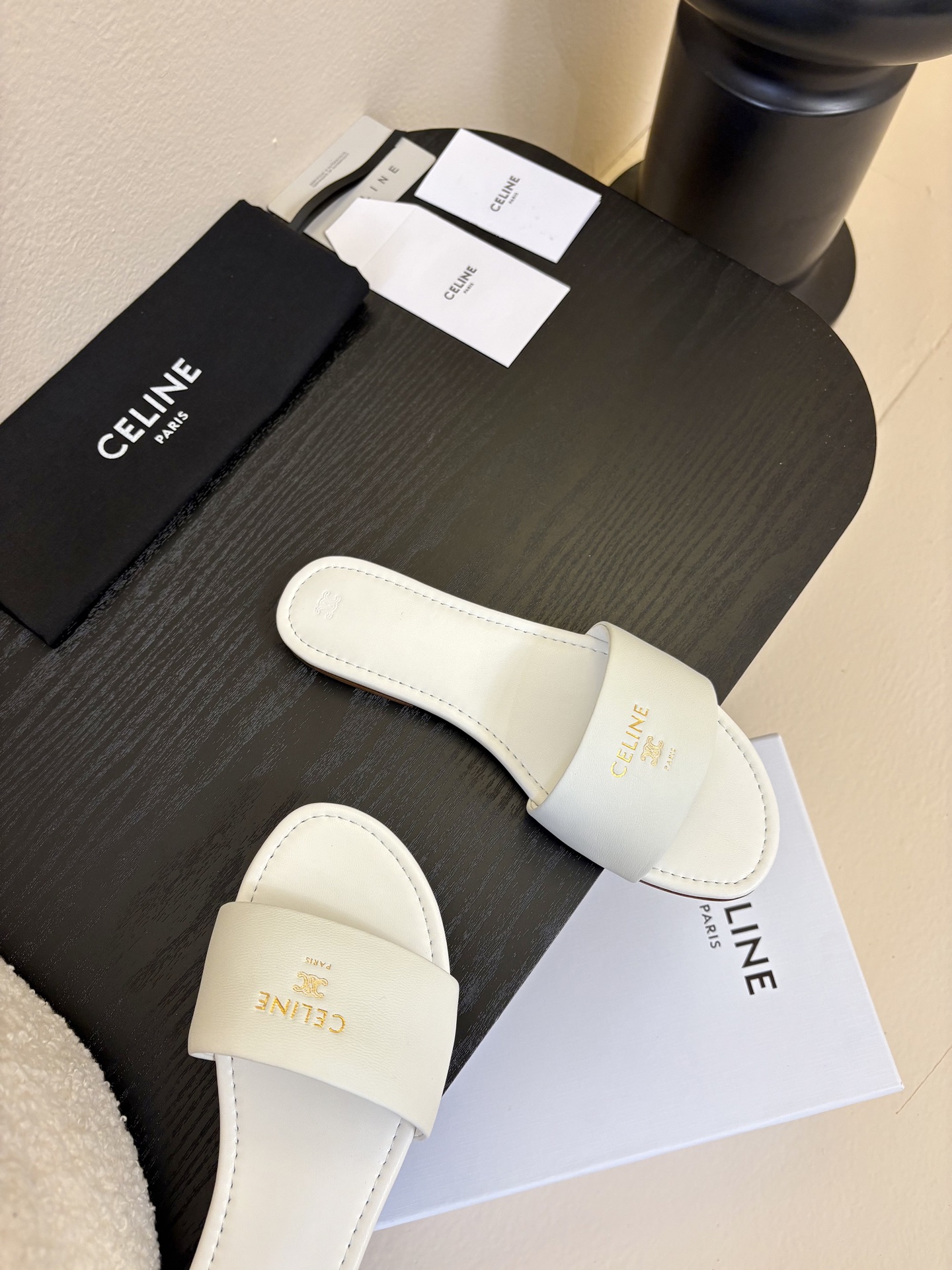 CELINE赛琳26新品凯旋门简易平底拖鞋！随性慵懒搭配也太酷了吧！休闲中带着小性感搭配短裤或长裙都超有