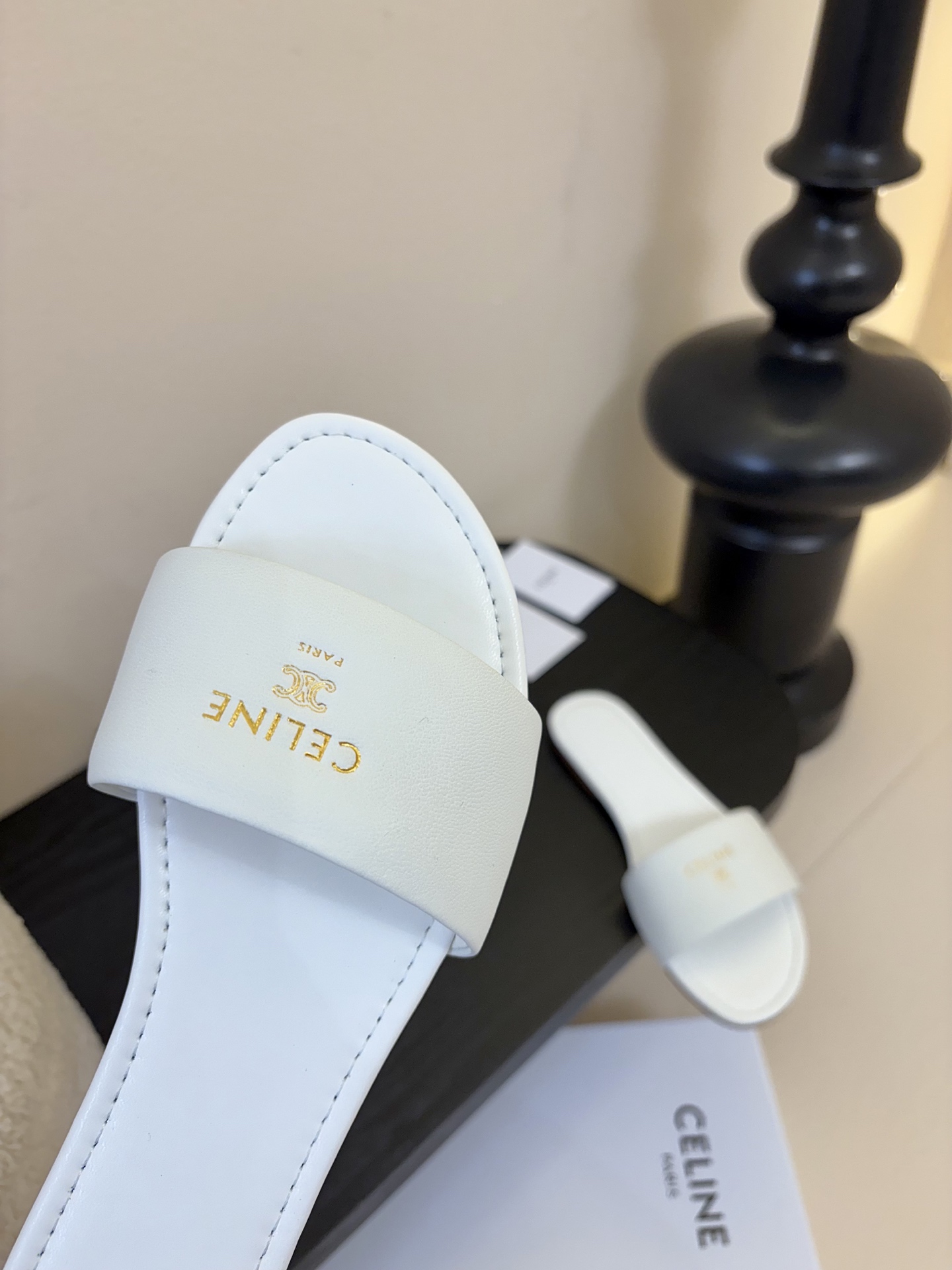 CELINE赛琳26新品凯旋门简易平底拖鞋！随性慵懒搭配也太酷了吧！休闲中带着小性感搭配短裤或长裙都超有