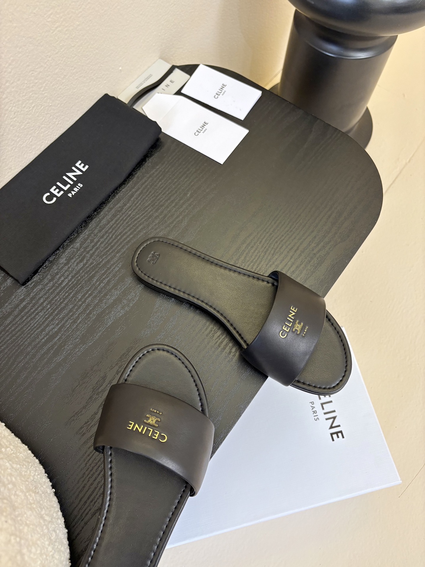 CELINE赛琳26新品凯旋门简易平底拖鞋！随性慵懒搭配也太酷了吧！休闲中带着小性感搭配短裤或长裙都超有