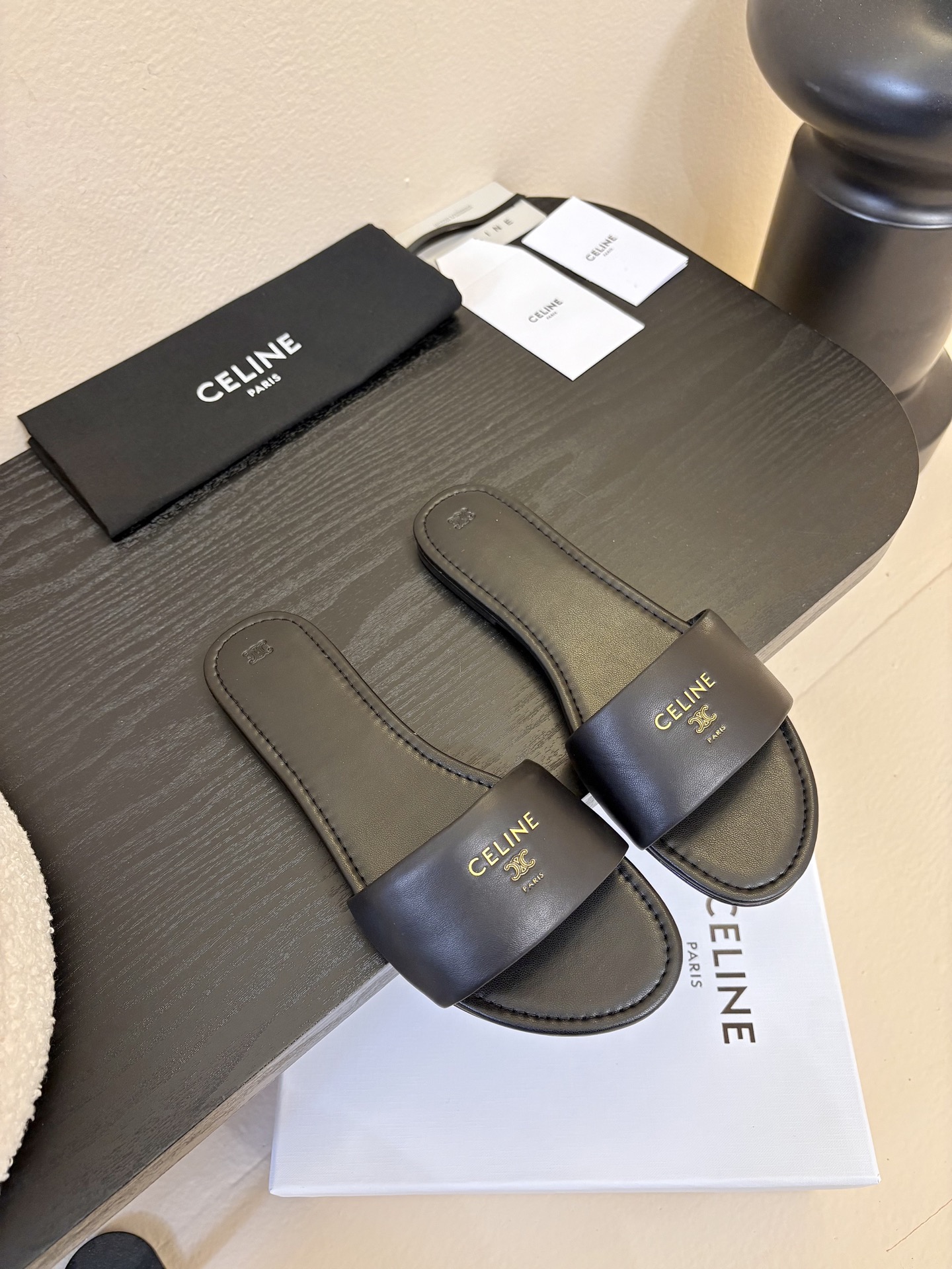 NO:725186,CELINE 26 new Arc de Triomphe simple flat slippers!  It’s so cool to pair it casually and lazily!  Wearing a little sexy look in casual style with shorts or long skirts is super stylish. The classic Arc de Triomphe logo directly adds to the sense of high-end. It is simple yet fashionable and has a high return rate. It is easy to choose various styles. It is a must-have for exquisite girls!  The upper is made of original sheepskin, padding sheepskin, genuine leather outsole imported from Italy, size: 35-41 (40.41. Non-refundable), slippers, celine, celine, slippers, skirts, shorts, sheepskin, Leather soles19860909CELINE赛琳26新品凯旋门简易平底拖鞋！ 随性慵懒搭配也太酷了吧！ 休闲中带着小性感搭配短裤或长裙都超有范儿经典凯旋门标志高级感直接拉满,简约又不失时尚态度回头率超高轻松拿捏各种风格,精致女孩必备！ 鞋面采用原版羊皮 垫脚羊皮 意大利进口真皮大底 码数:35-41（40.41.定不退换）,拖鞋,celine,celine,slippers,skirts,shorts,sheepskin,Leather soles,Women's Shoes