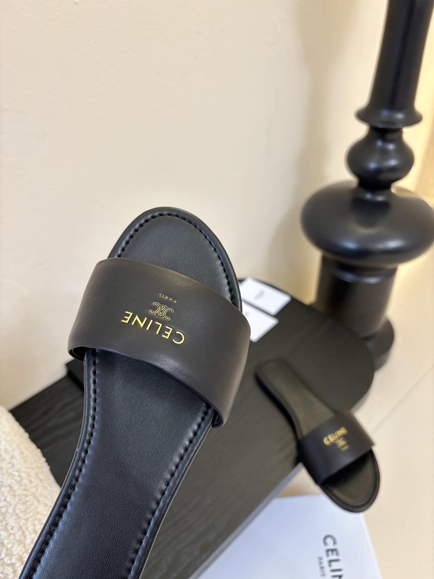 CELINE赛琳26新品凯旋门简易平底拖鞋！随性慵懒搭配也太酷了吧！休闲中带着小性感搭配短裤或长裙都超有