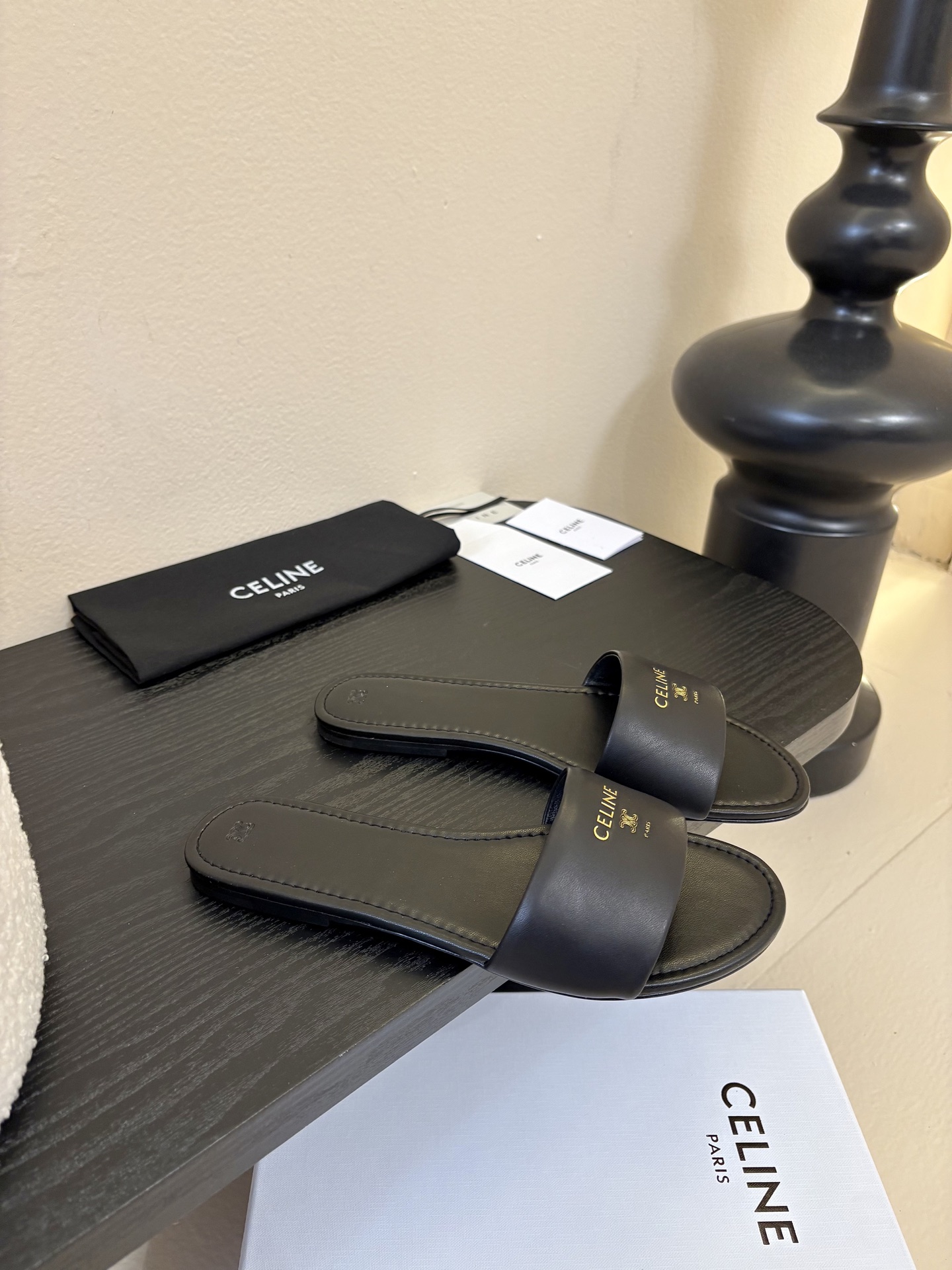 CELINE赛琳26新品凯旋门简易平底拖鞋！随性慵懒搭配也太酷了吧！休闲中带着小性感搭配短裤或长裙都超有