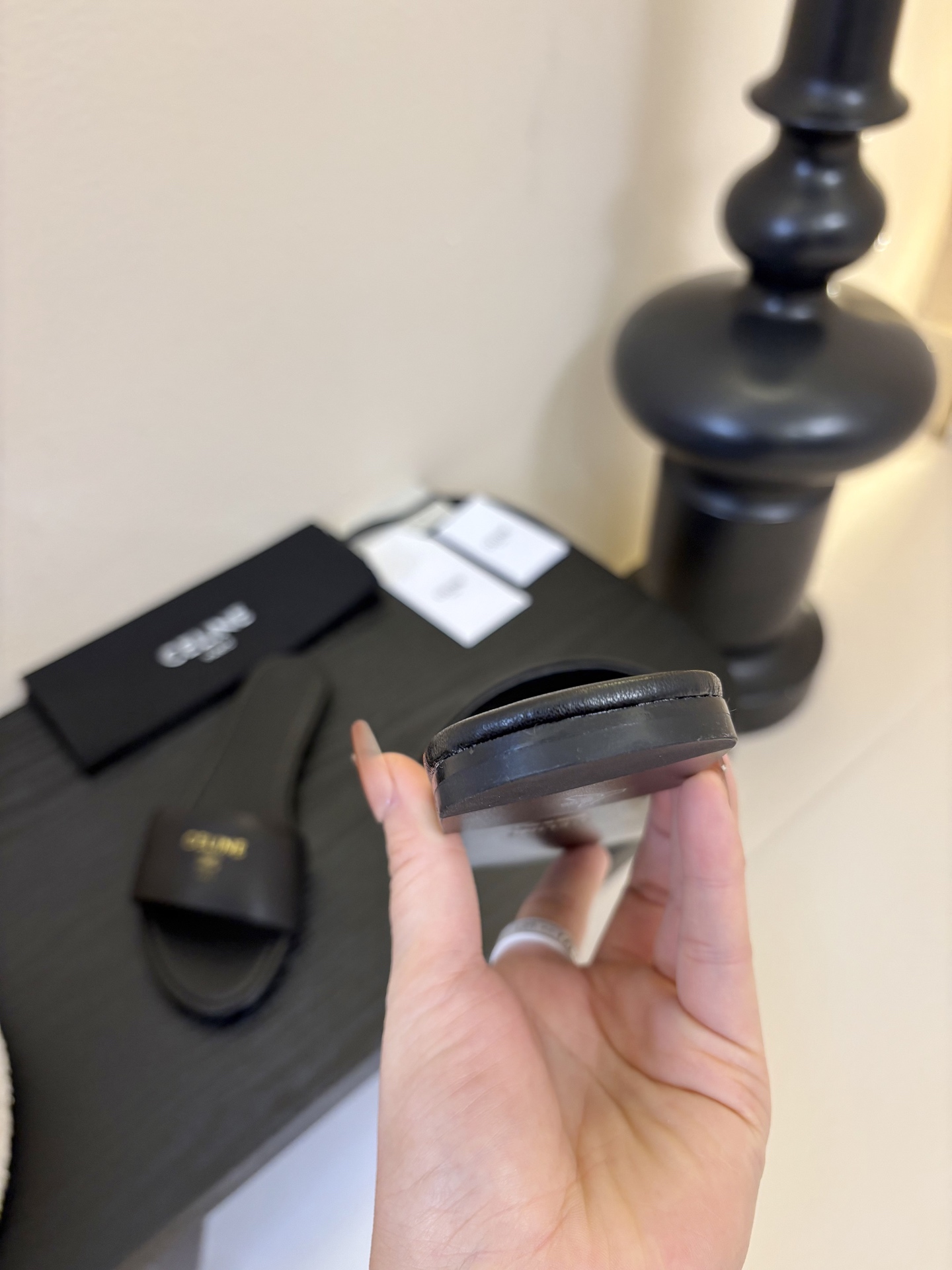 CELINE赛琳26新品凯旋门简易平底拖鞋！随性慵懒搭配也太酷了吧！休闲中带着小性感搭配短裤或长裙都超有