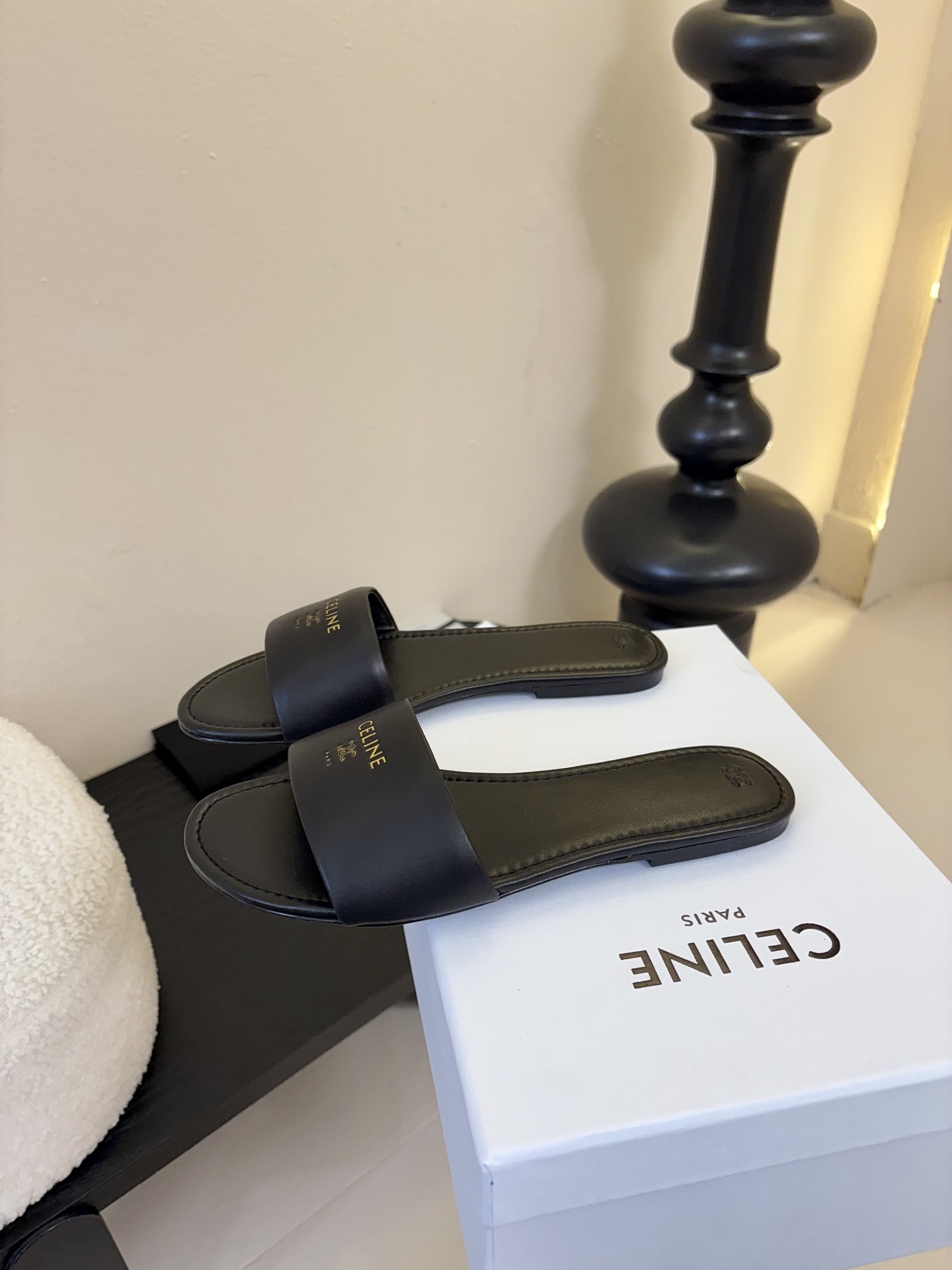 CELINE赛琳26新品凯旋门简易平底拖鞋！随性慵懒搭配也太酷了吧！休闲中带着小性感搭配短裤或长裙都超有