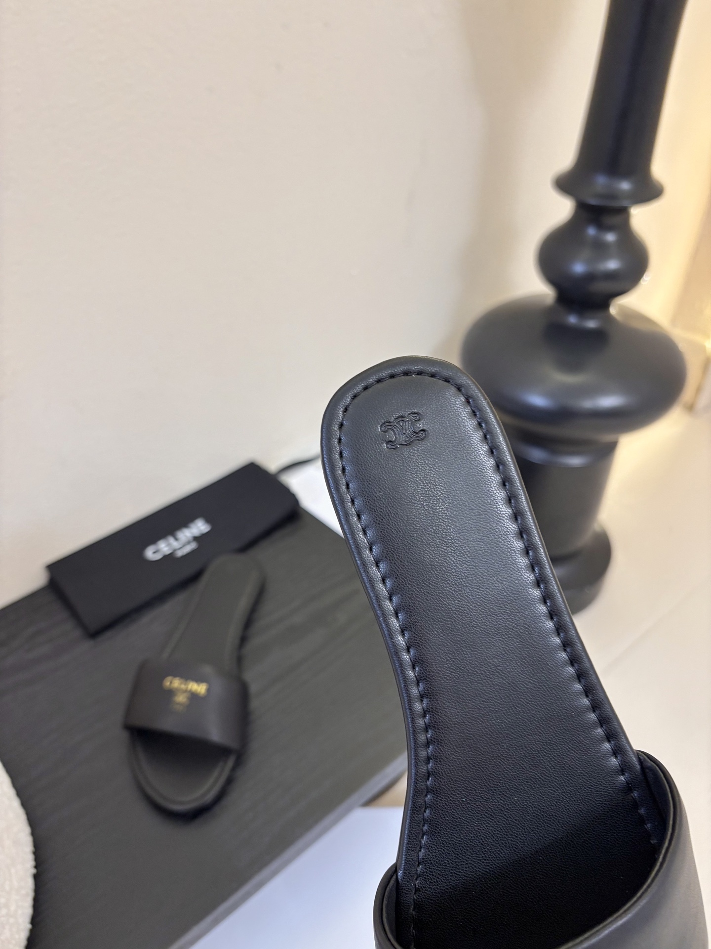 CELINE赛琳26新品凯旋门简易平底拖鞋！随性慵懒搭配也太酷了吧！休闲中带着小性感搭配短裤或长裙都超有