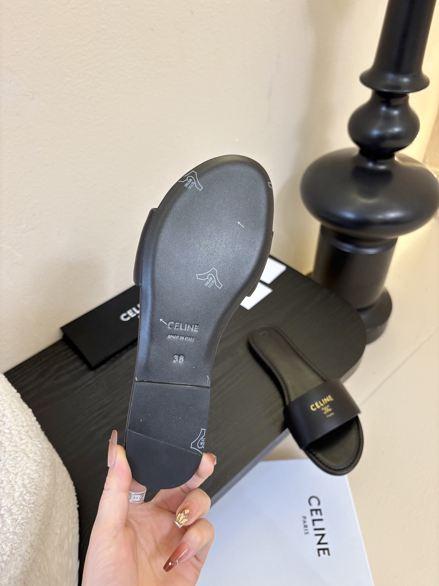 CELINE赛琳26新品凯旋门简易平底拖鞋！随性慵懒搭配也太酷了吧！休闲中带着小性感搭配短裤或长裙都超有