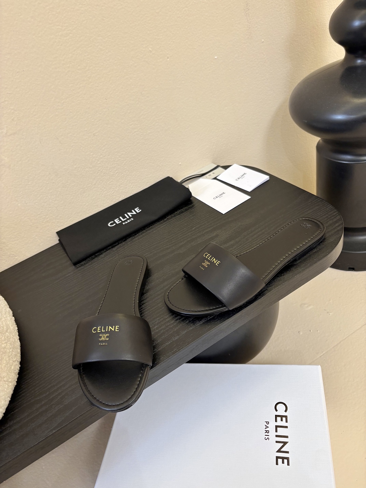 CELINE赛琳26新品凯旋门简易平底拖鞋！随性慵懒搭配也太酷了吧！休闲中带着小性感搭配短裤或长裙都超有