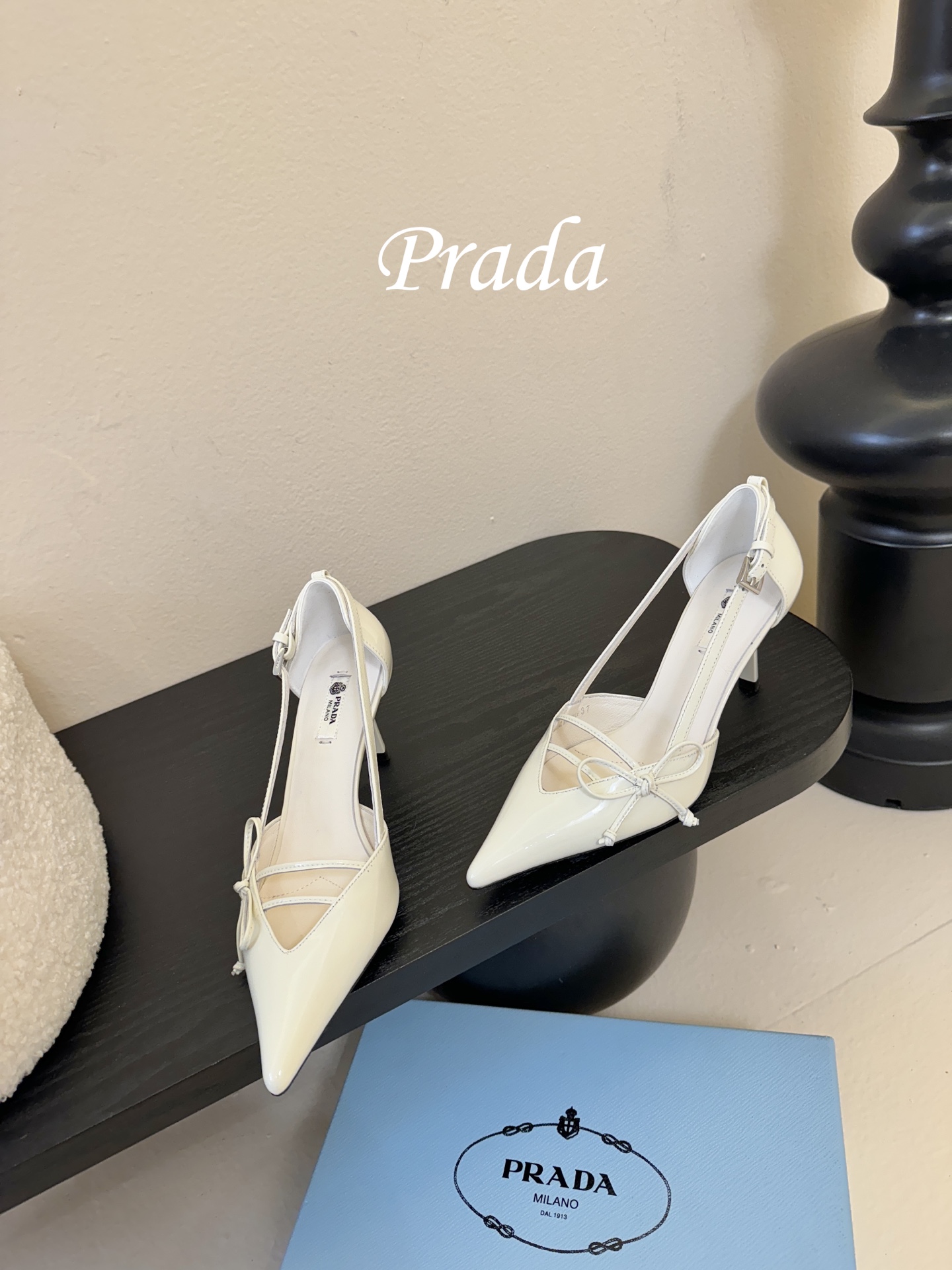 Prad* 26ss经典款三角标尖头小高跟单鞋采用锐利尖头+几何三角标的组合，鞋头处的三角拼接是品牌辨识