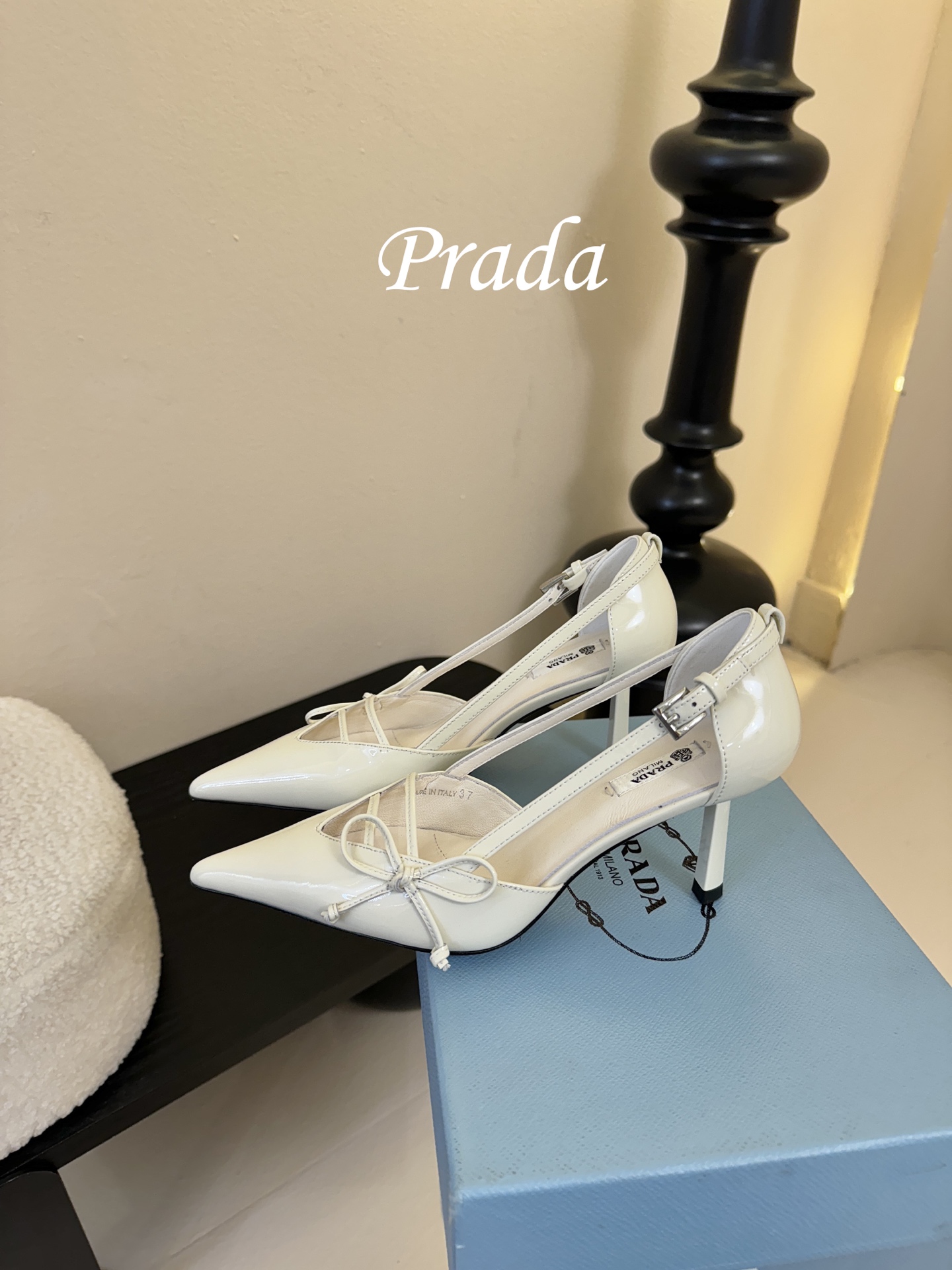 Prad* 26ss经典款三角标尖头小高跟单鞋采用锐利尖头+几何三角标的组合，鞋头处的三角拼接是品牌辨识