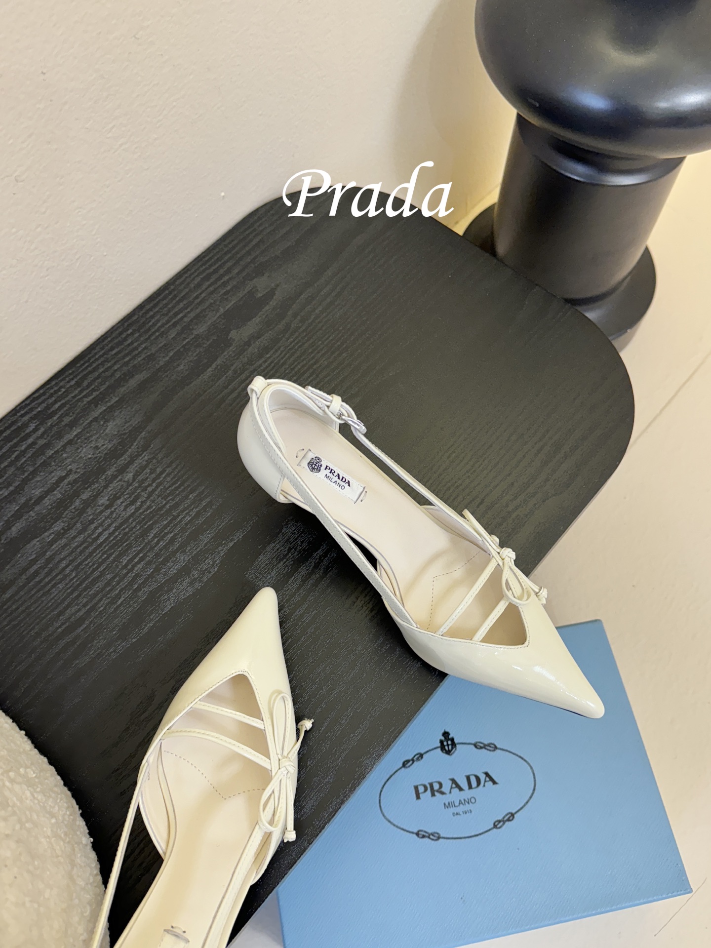 Prad* 26ss经典款三角标尖头小高跟单鞋采用锐利尖头+几何三角标的组合，鞋头处的三角拼接是品牌辨识